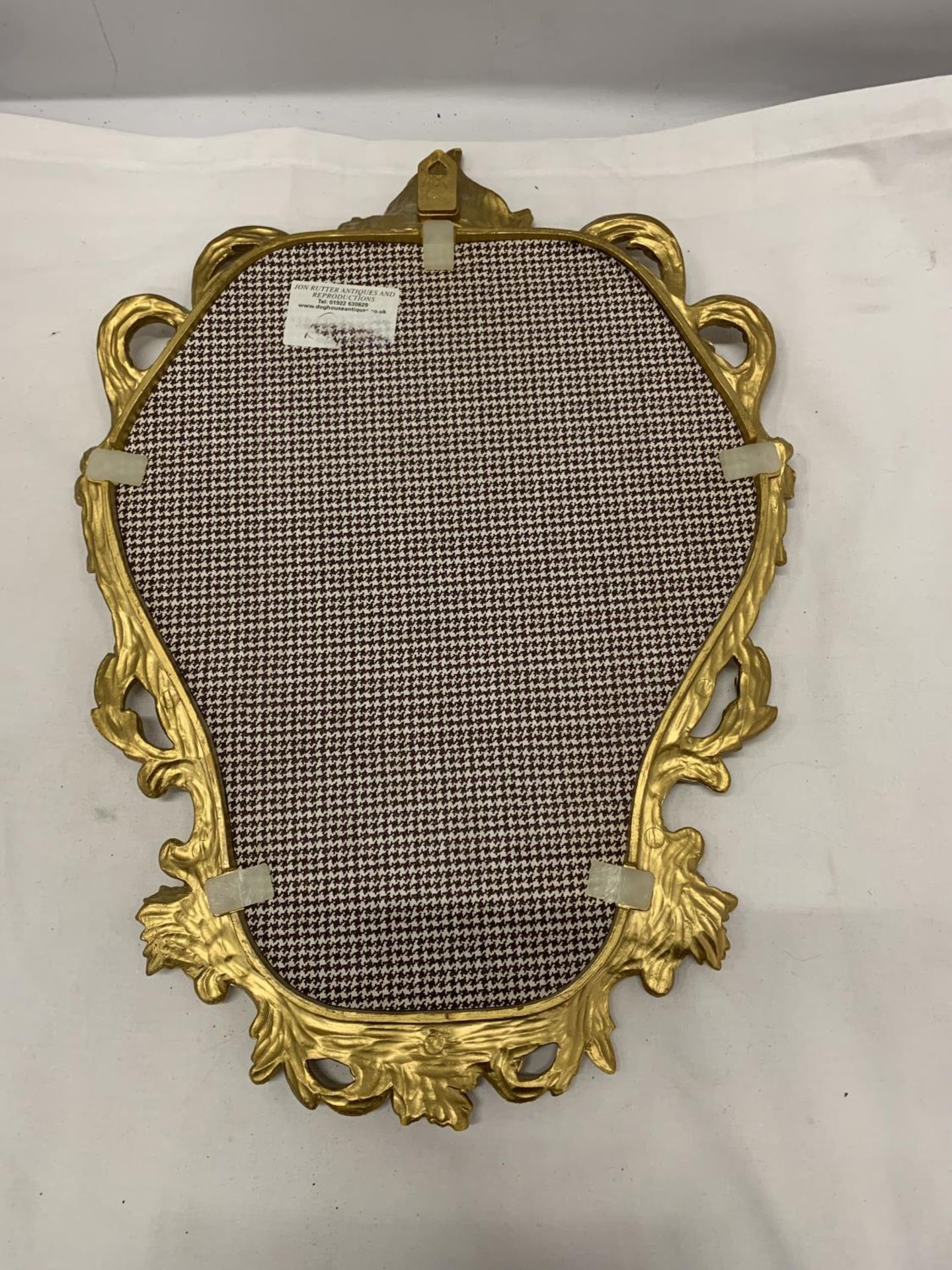 A GILT FRAMED SHIELD SHAPED MIRROR, HEIGHT 46CM - Image 2 of 3