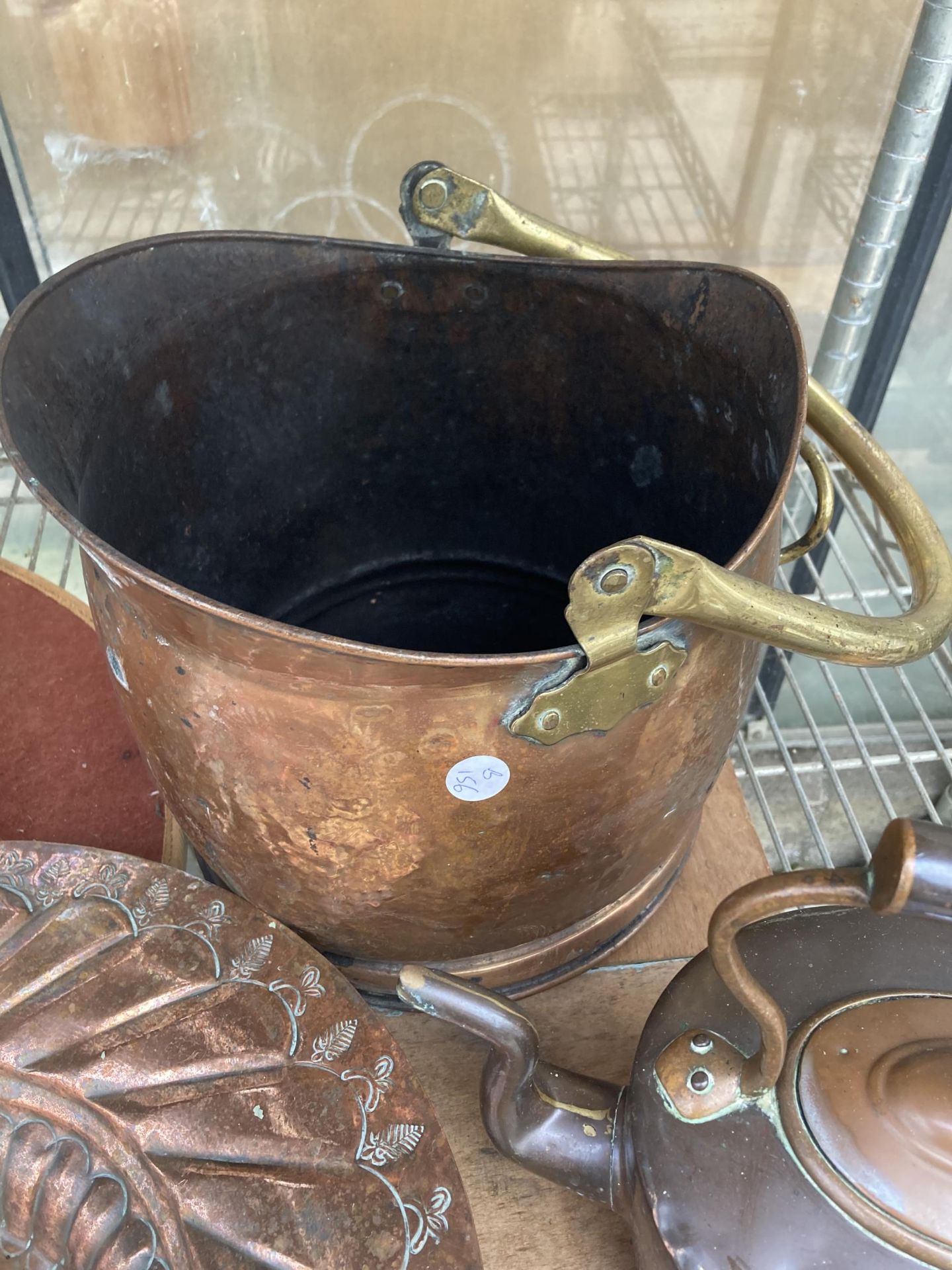 THREE VINTAGE COPPER ITEMS TO INCLUDE A BOWL, COAL BUCKET AND KETTLE - Bild 3 aus 4