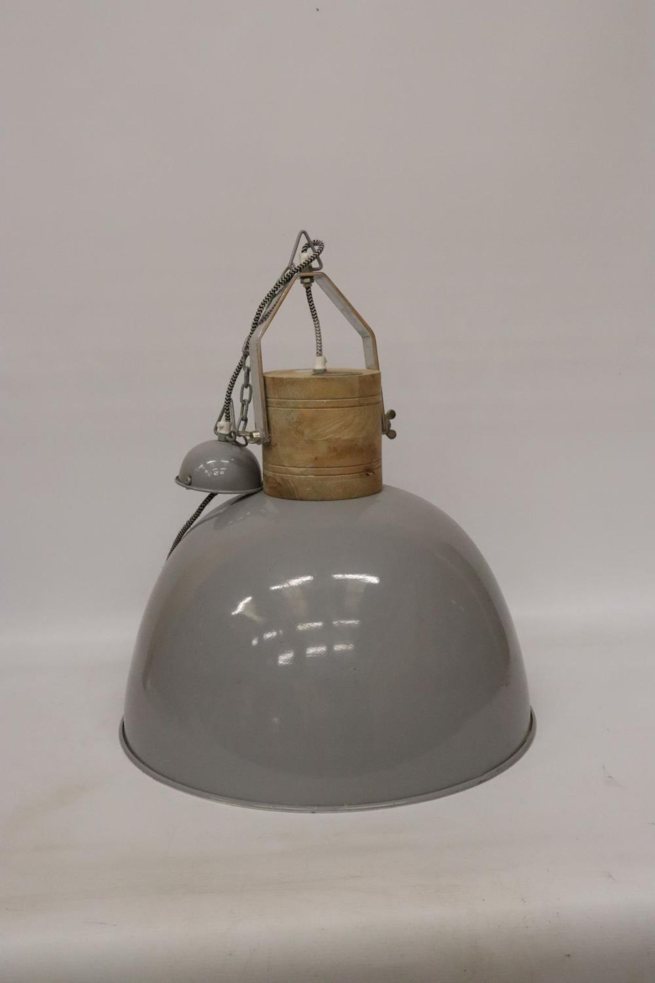 A RETRO STYLE LIBRA INDUSTRIAL GREY ENAMEL LIGHT FITTING - Image 3 of 5