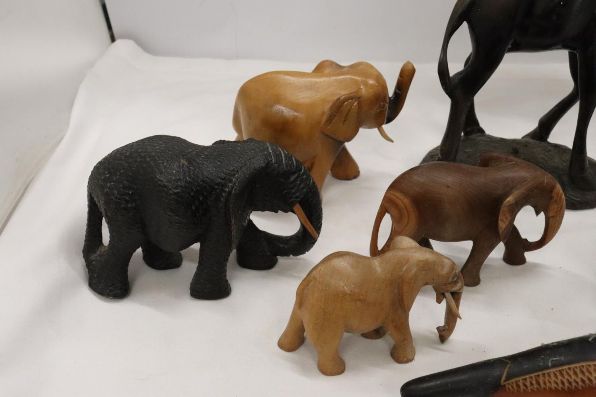 A QUANTITY OF WOODEN CARVED ANIMALS TO INCLUDE ELEPHANTS, A GIRAFFE, ETC - Bild 5 aus 7