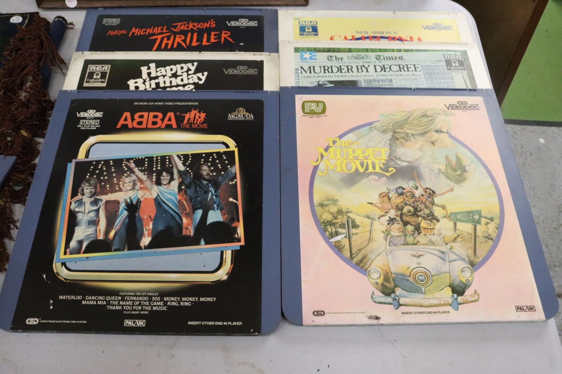 A COLLECTION OF VINTAGE VIDEO DISCS TO INCLUDE THE MUPPET MOVIE, THE COMPLEAT BEATLES, FAIRY - Bild 2 aus 4