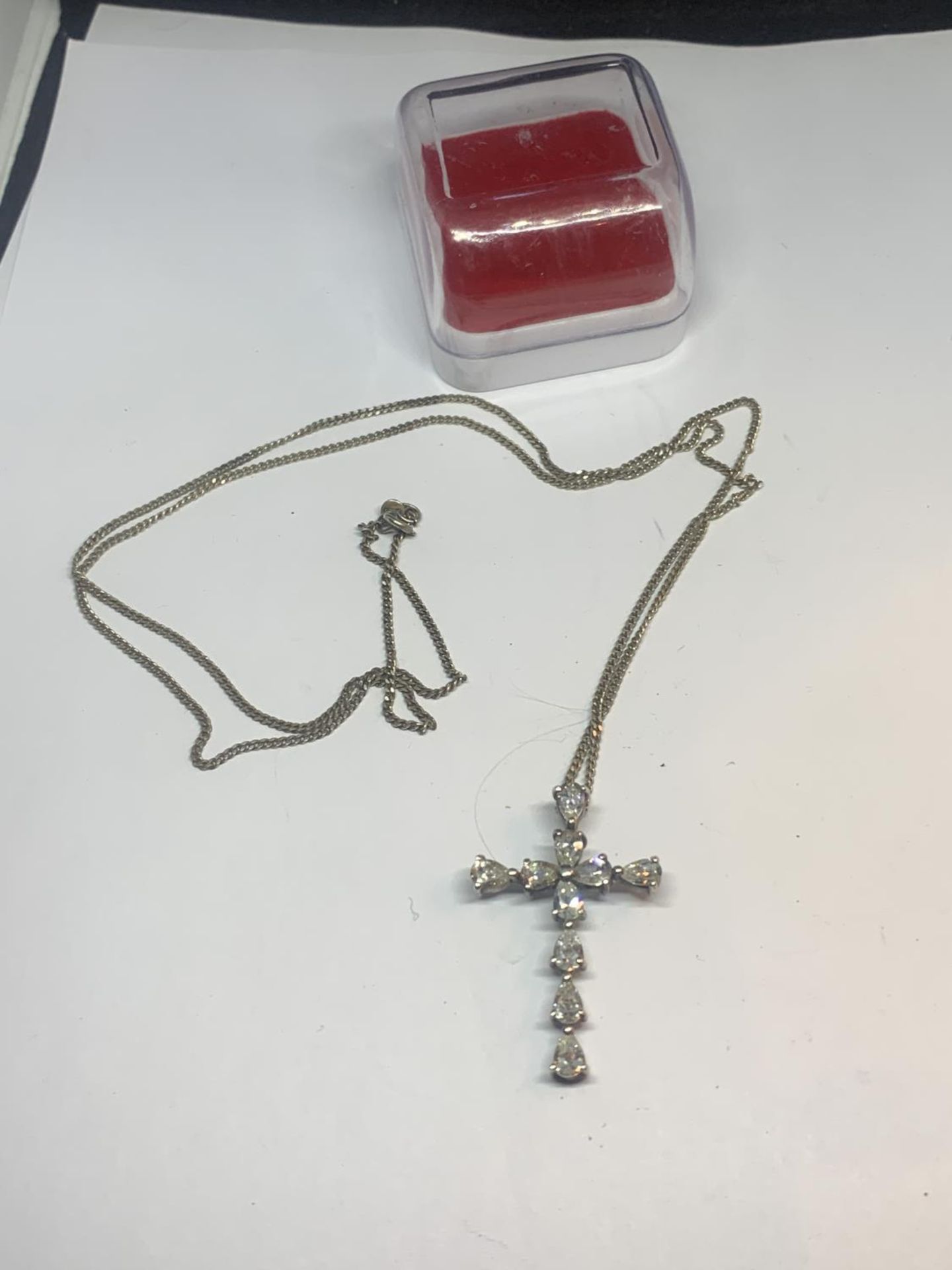 A SILVER CROSS AND CHAIN IN A PRESENTATION BOX