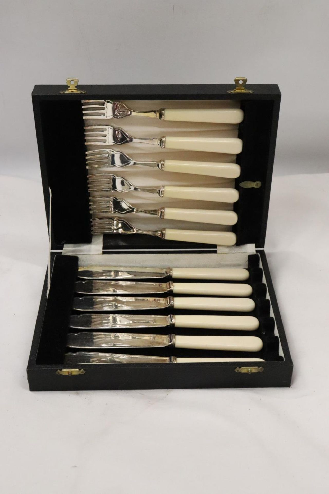 TWO VINTAGE KNIFE AND FORK SETS IN BOXES - Image 3 of 4