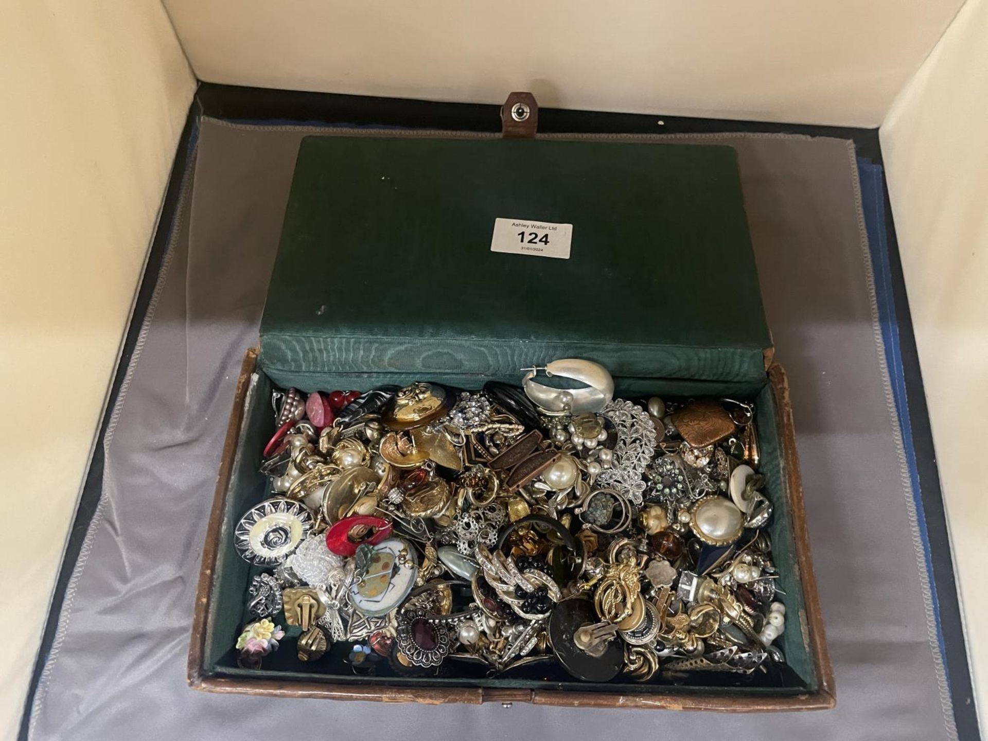 A SPANISH LEATHER BOX CONTAINING A QUANTITY OF COSTUME JEWELLERY VINTAGE AND MODERN EARRINGS - Image 2 of 2