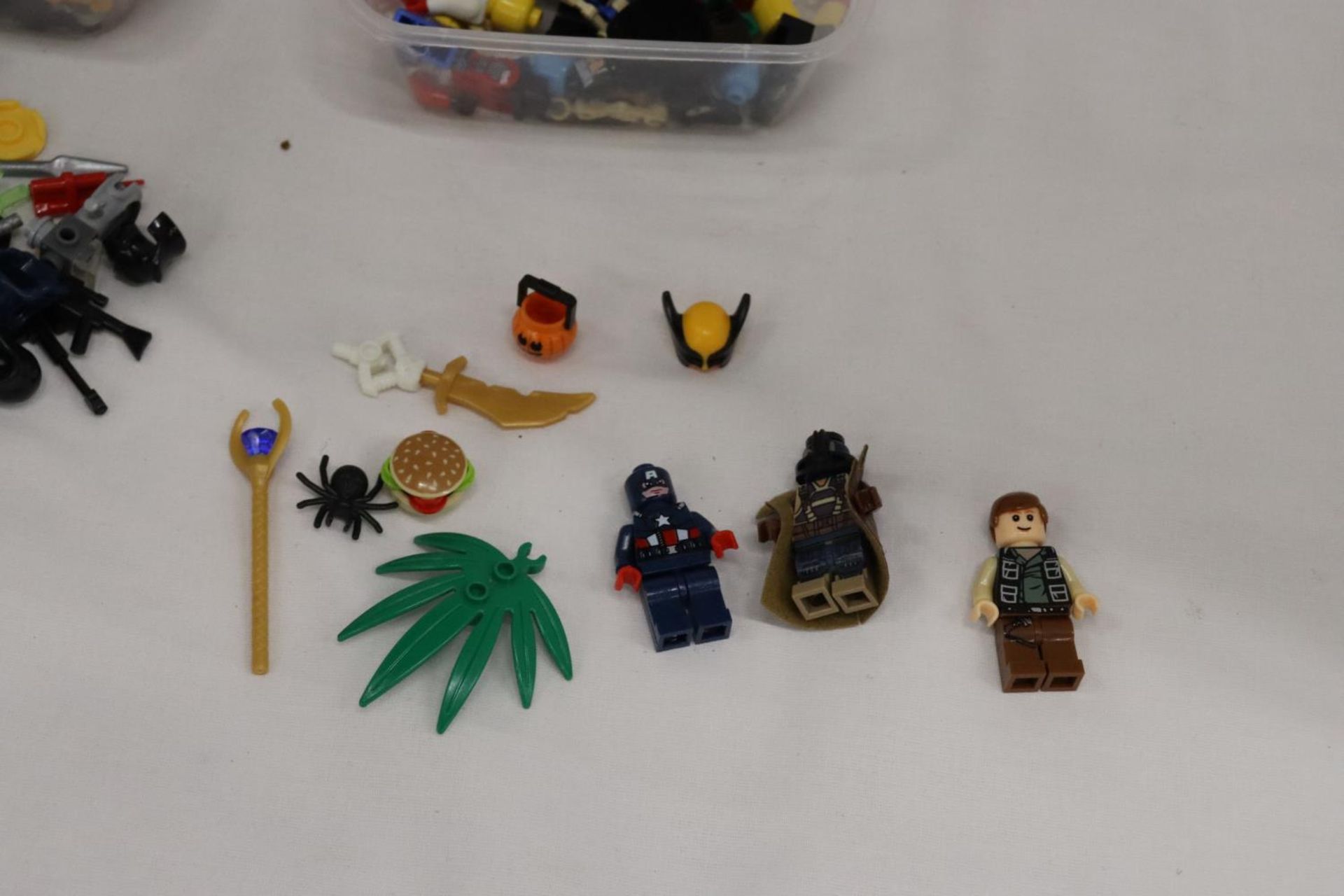 A QUANTITY OF LEGO FIGURES AND OTHER SPARES - Image 2 of 5