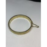 AN 18 CARAT GOLD PLATED BANGLE