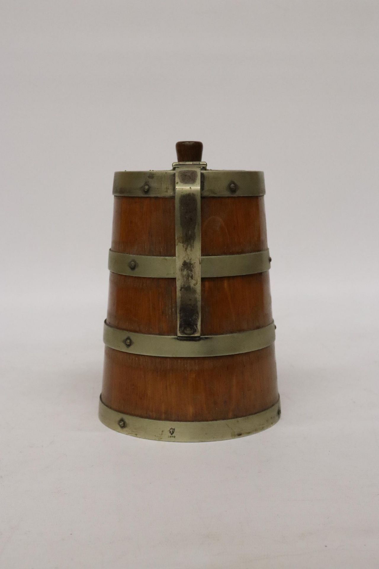 AN OAK AND SILVER PLATED BANDED ICE WATER JUG - 23CM (H) - Image 6 of 8