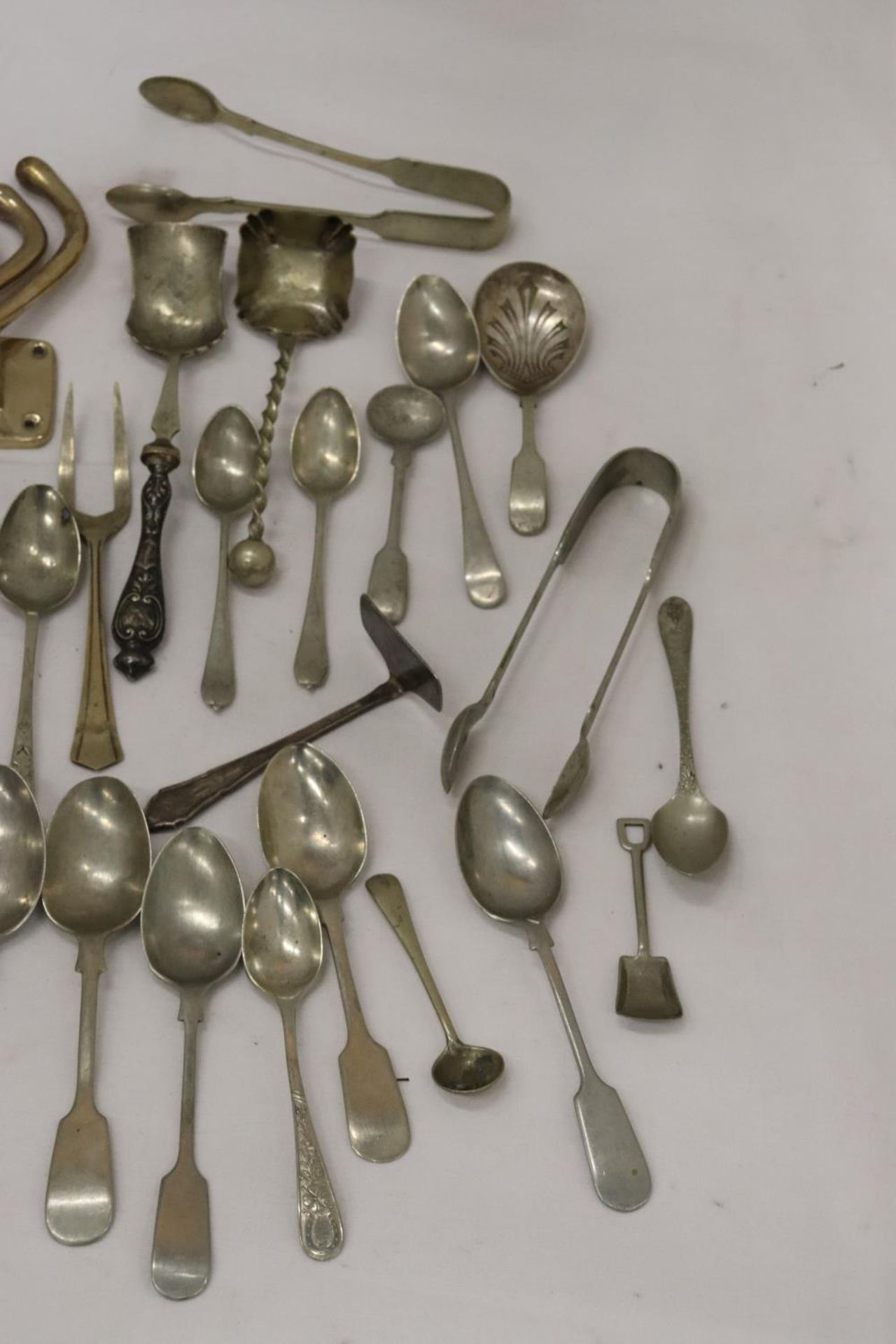 A QUANTITY OF VINTAGE FLATWARE TO INCLUDE A HALLMARKED 'THISTLE' SILVER TEASPOON AND AN OXO SPOON - Image 5 of 7