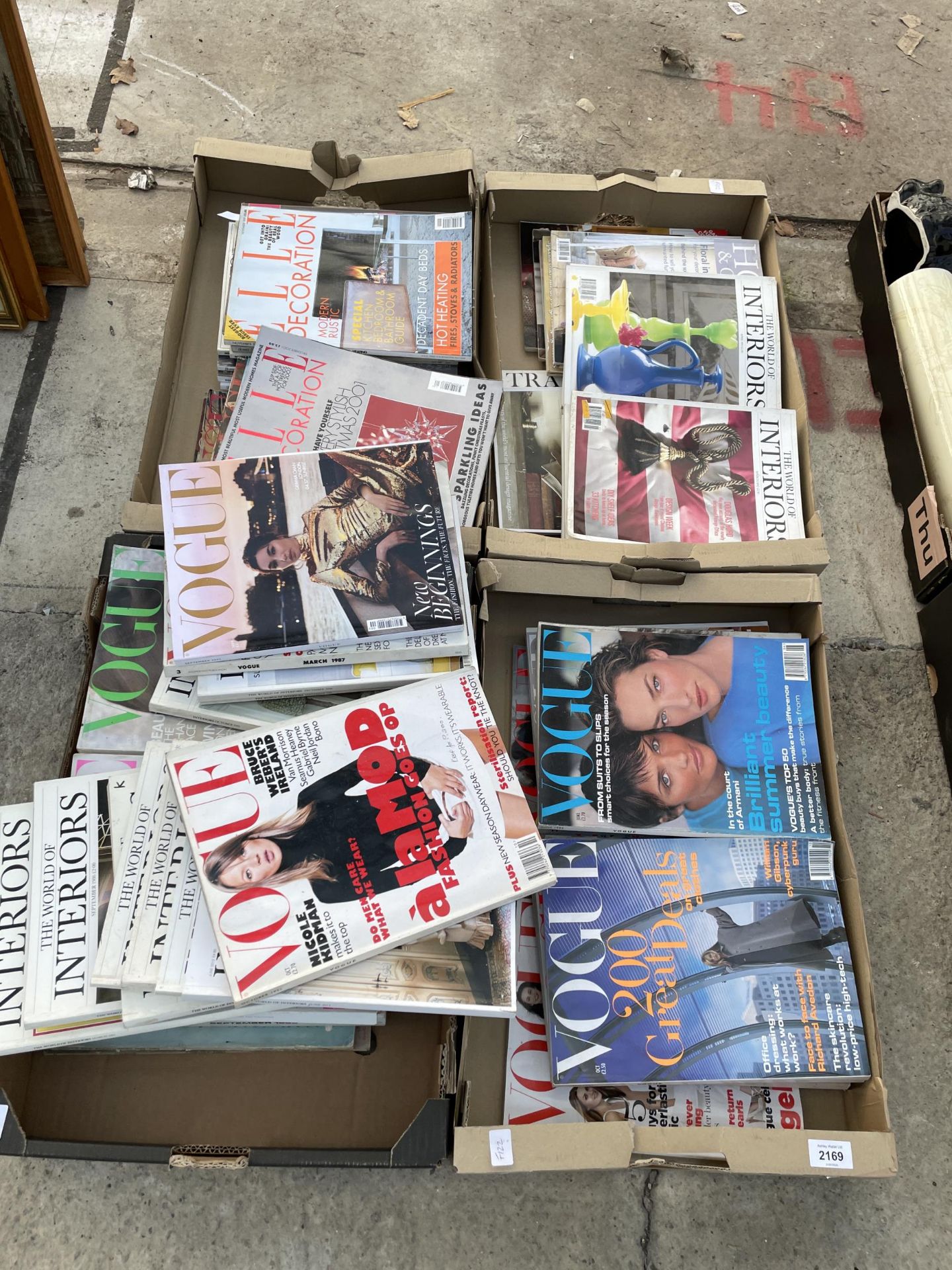 A LARGE QUANTITY OF ASSORTED VINTAGE AND RETRO MAGAZINES TO INCLUDE 1970'S VOGUE AND INTERIORS ETC