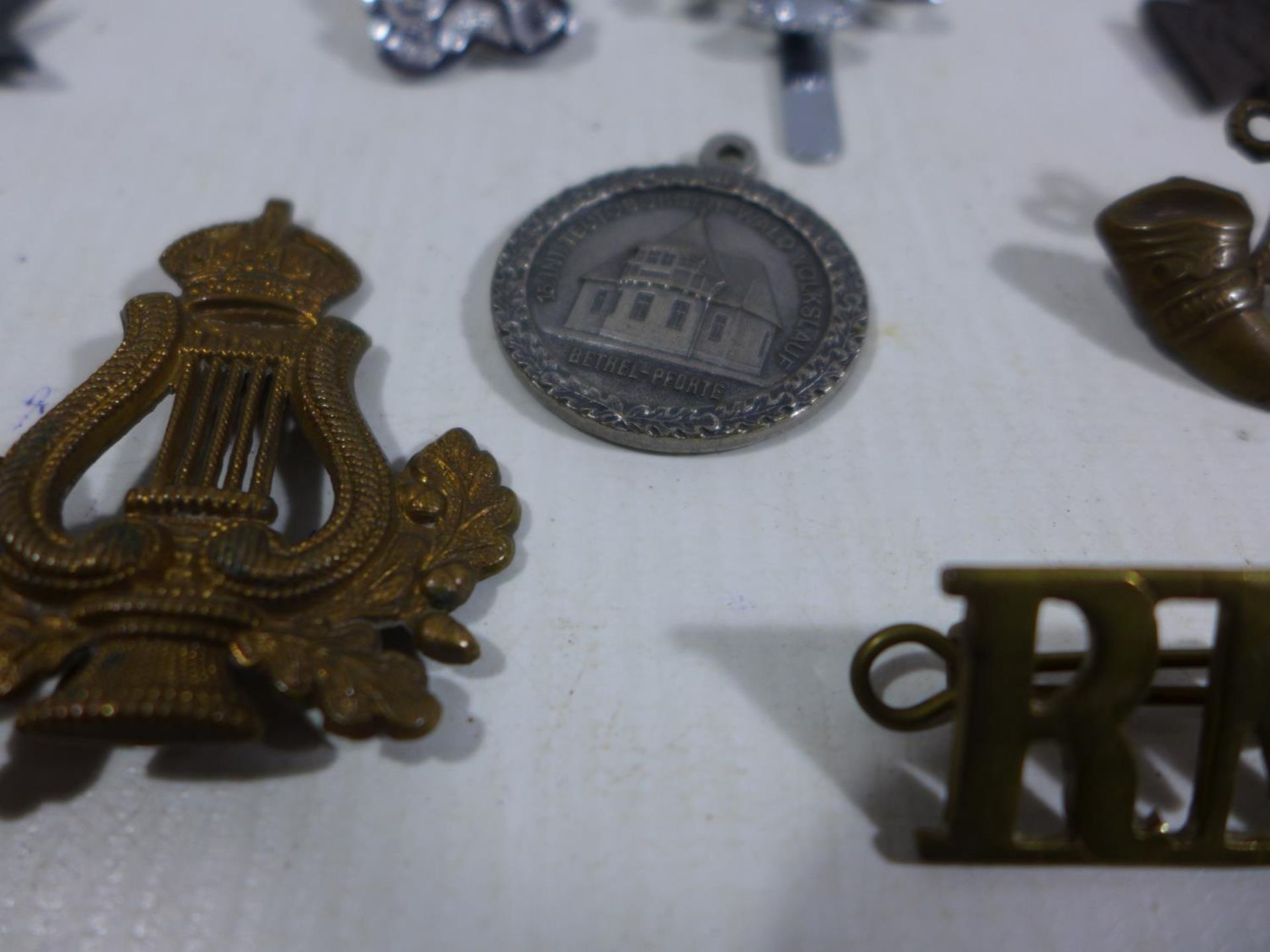 A LARGE COLLECTION OF MEDALS AND ASSORTED MILITARY BADGES, TO INCLUDE WORLD WAR I WAR MERIT CROSS, - Image 3 of 8