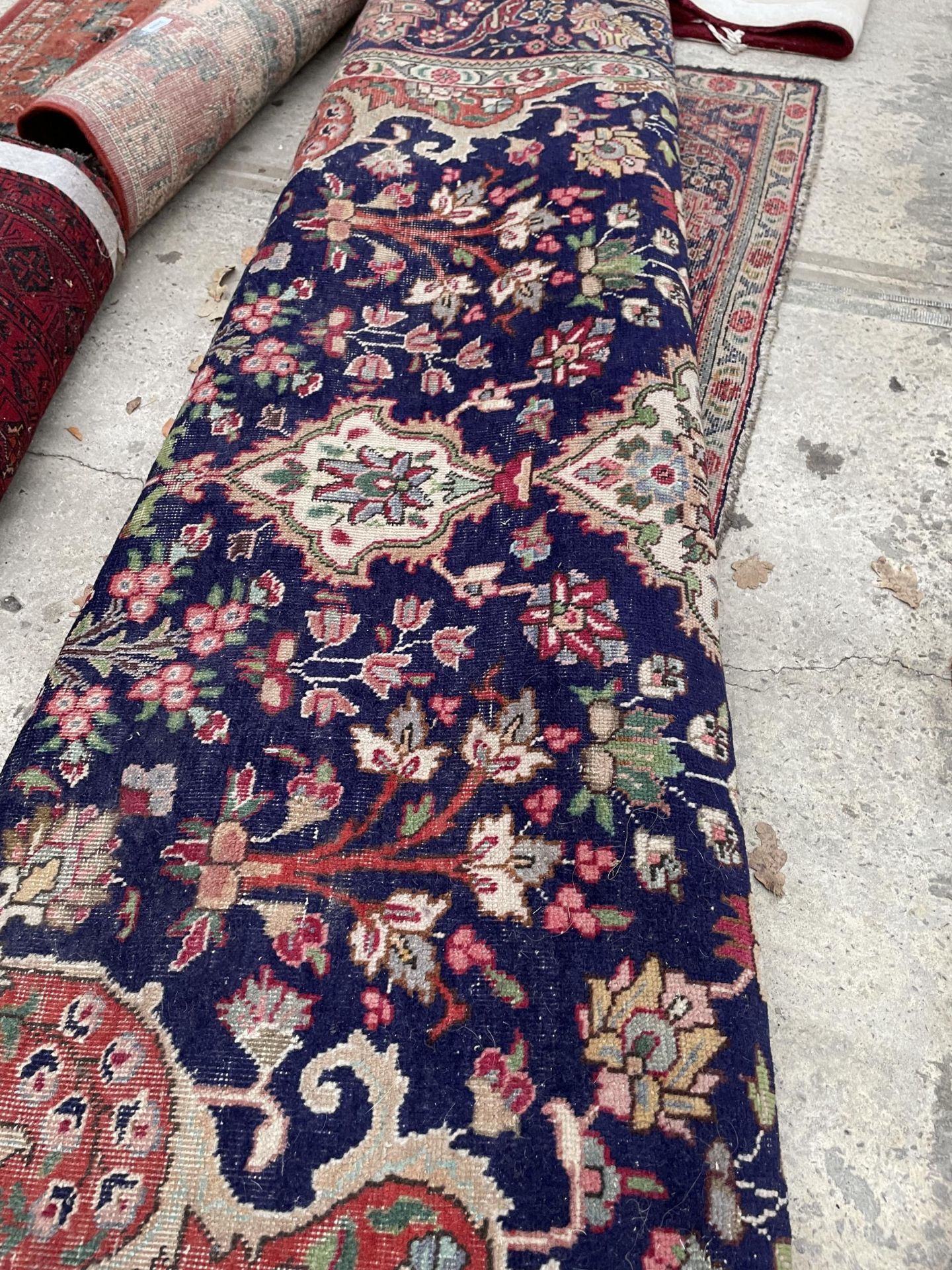 A LARGE BLUE AND RED PATTERNED FRINGED RUG - Bild 3 aus 3