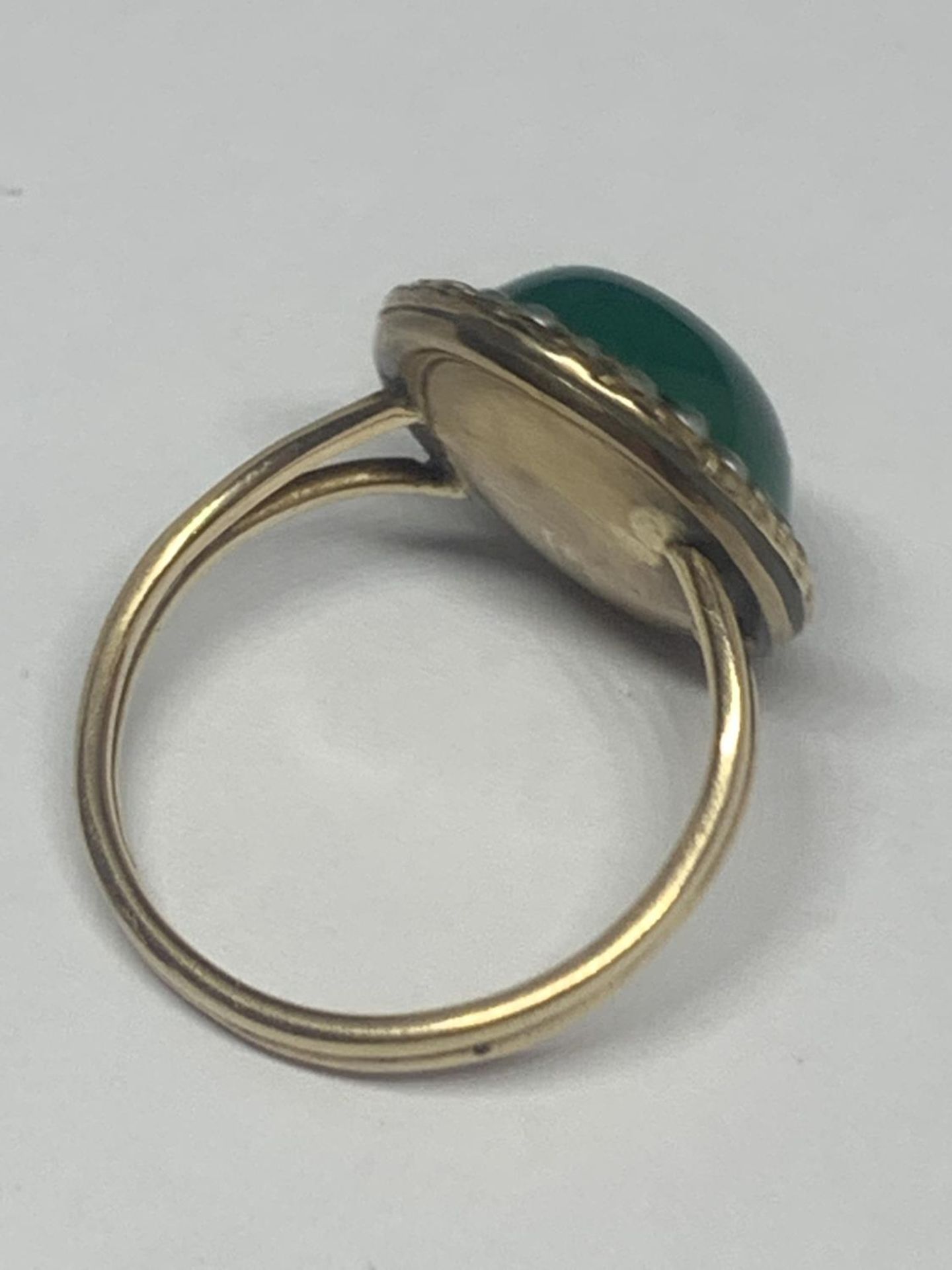 A YELLOW METAL RING WITH GREEN STONE AND PEARLS GROSS WEIGHT 5 GRAMS SIZE M/N - Image 3 of 3