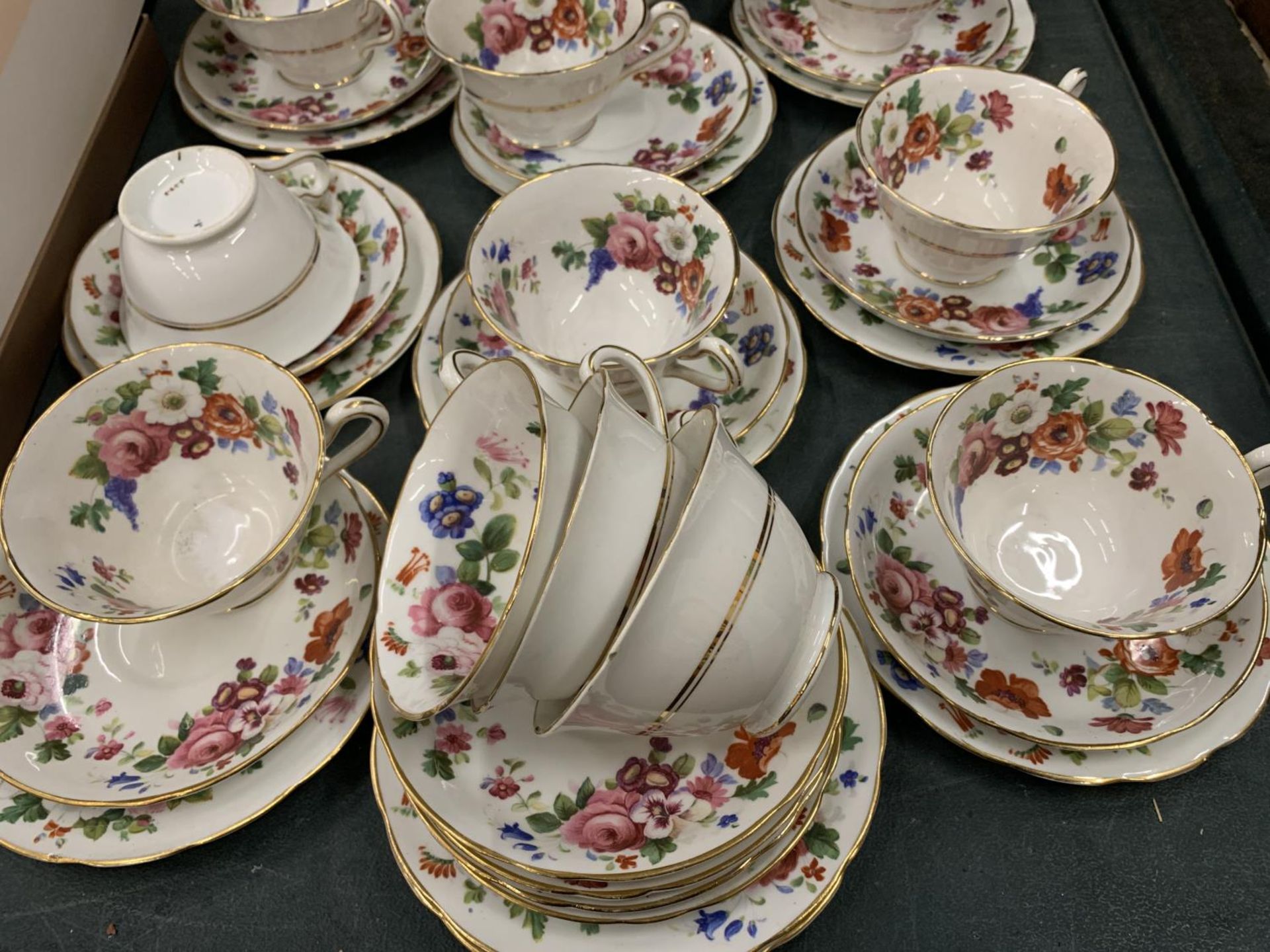 A VINTAGE FLORAL PATTERNED PART TEASET TO INCLUDE CAKE PLATES, CREAM JUG, SUGAR BOWL, CUPS, - Image 4 of 4