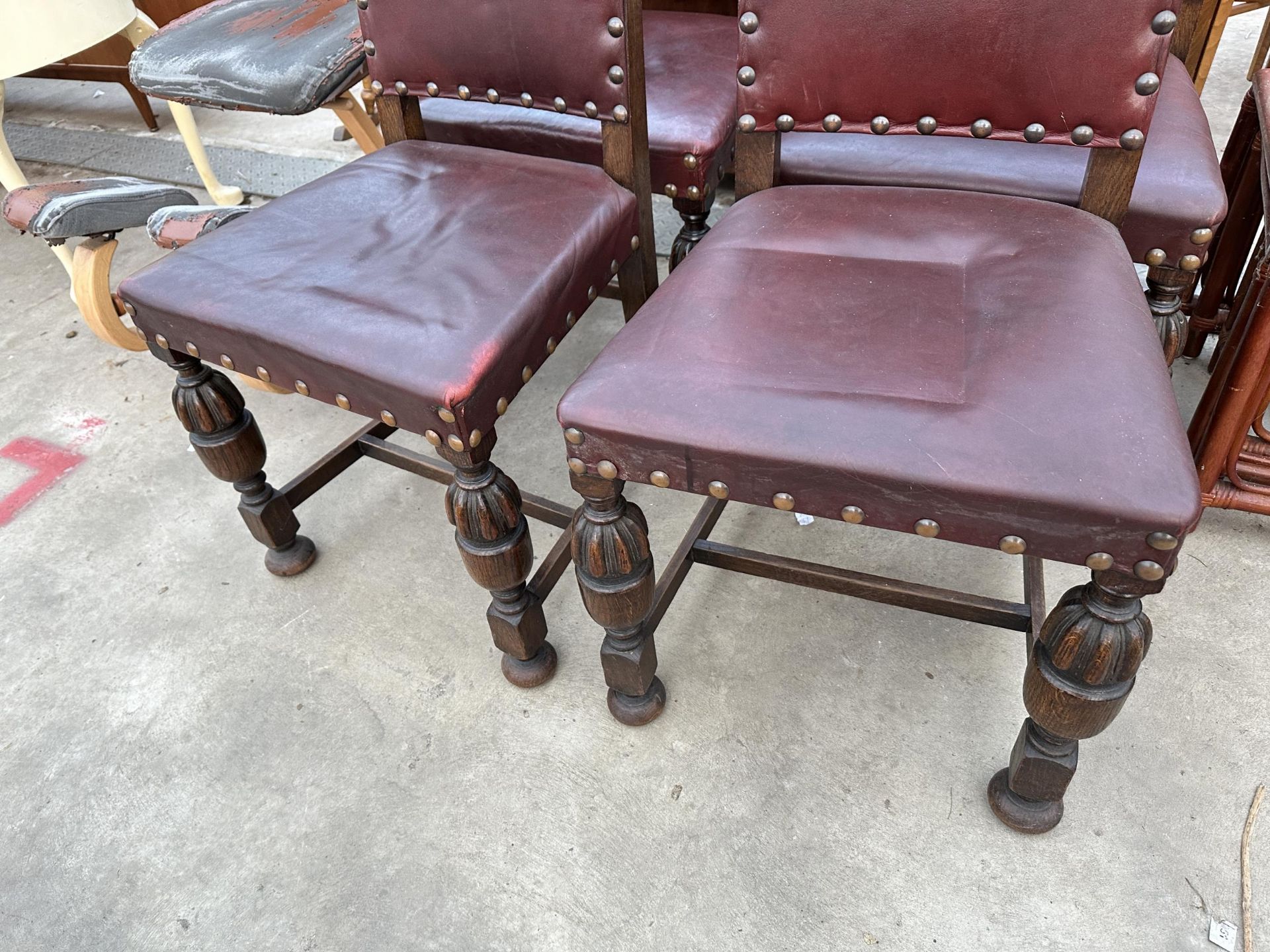 A SET OF FOUR OAK EARLY 20TH CENTURY JACOBEAN STYLE CHAIRS - Image 3 of 5