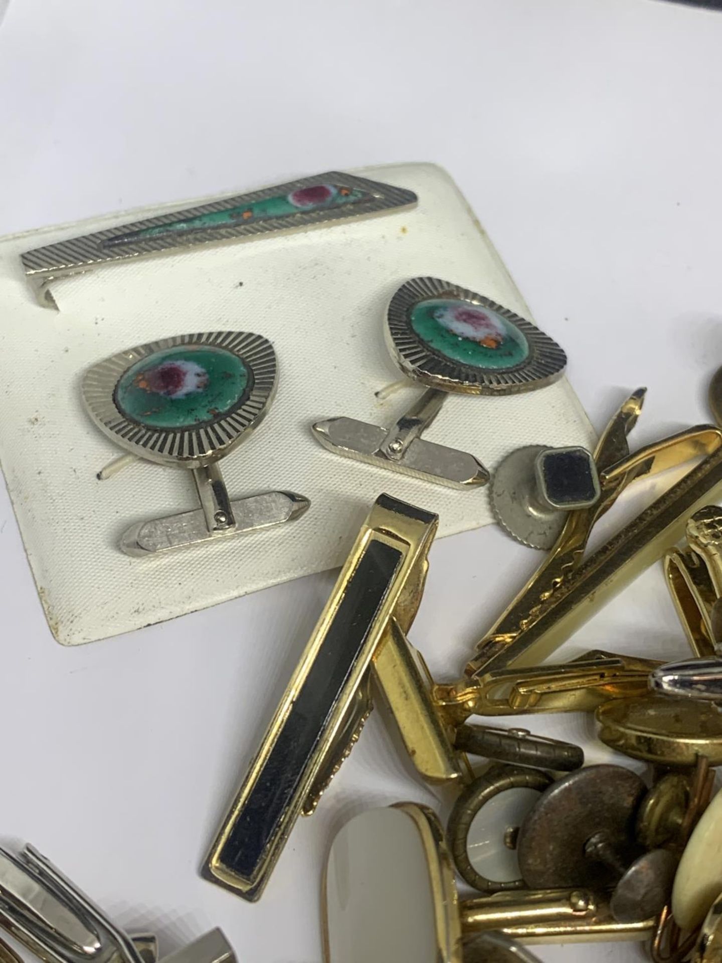 A LARGE QUANTIY OF CUFFLINKS AND TIE PINS - Bild 2 aus 7