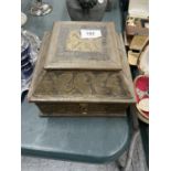 A VINTAGE STYLE WOOD AND BRASS BOUND BOX, HEIGHT 13CM, WIDTH 20CM, DEPTH 20CM