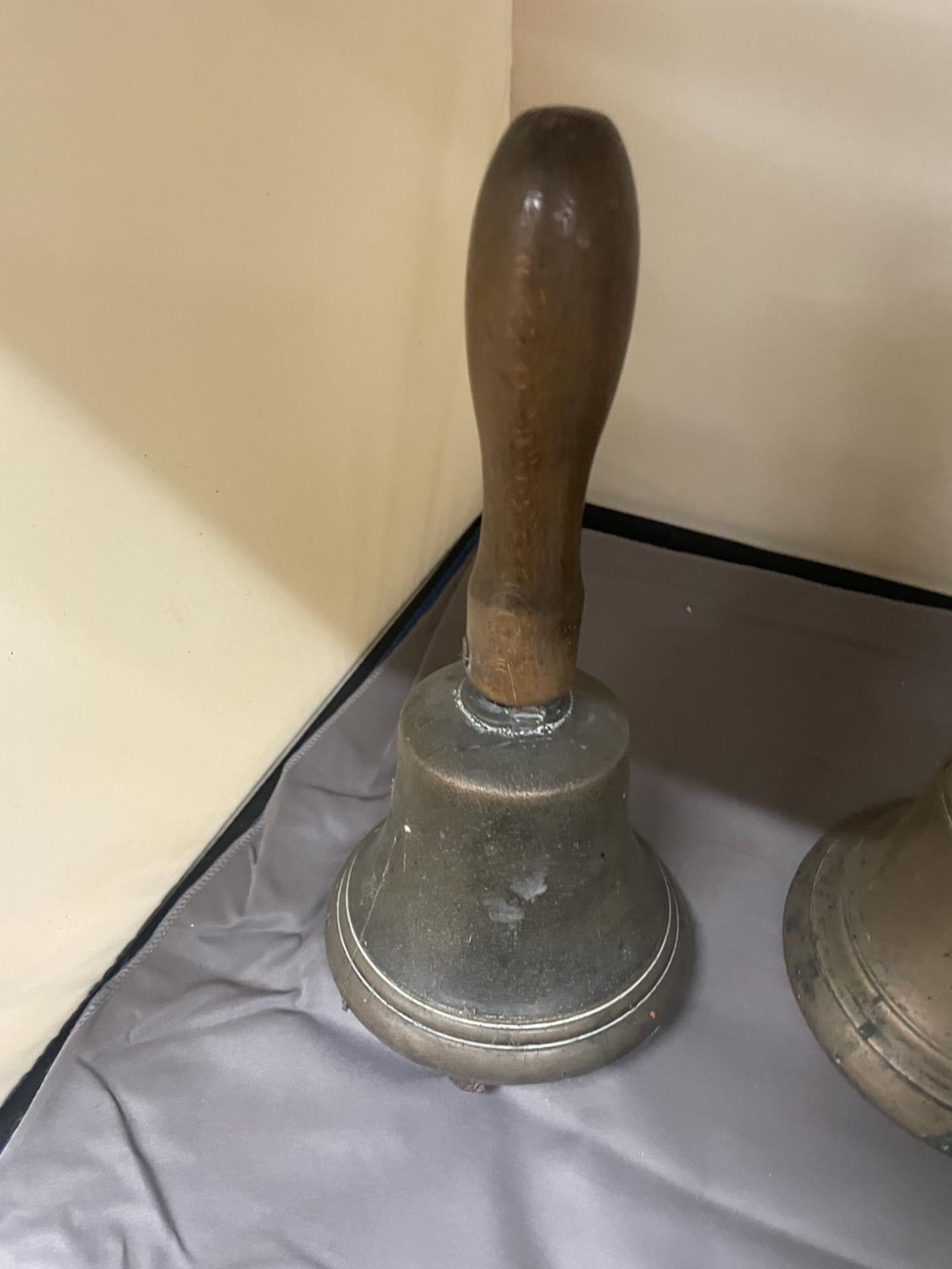 TWO VINTAGE BRASS HANDBELLS WITH WOODEN HANDLES, HEIGHT 27CM - Image 2 of 3