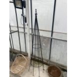 A METAL GARDEN PLANT SUPPORT FRAME (H:170CM)