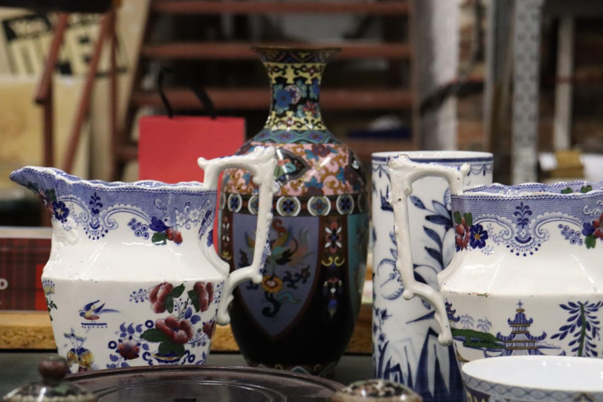 A QUANTITY OF VINTAGE CERAMICS TO INCLUDE RUSSIAN BOXES, ORIENTAL PATTERNED JUGS, CLOISONNE VASE AND - Image 4 of 7