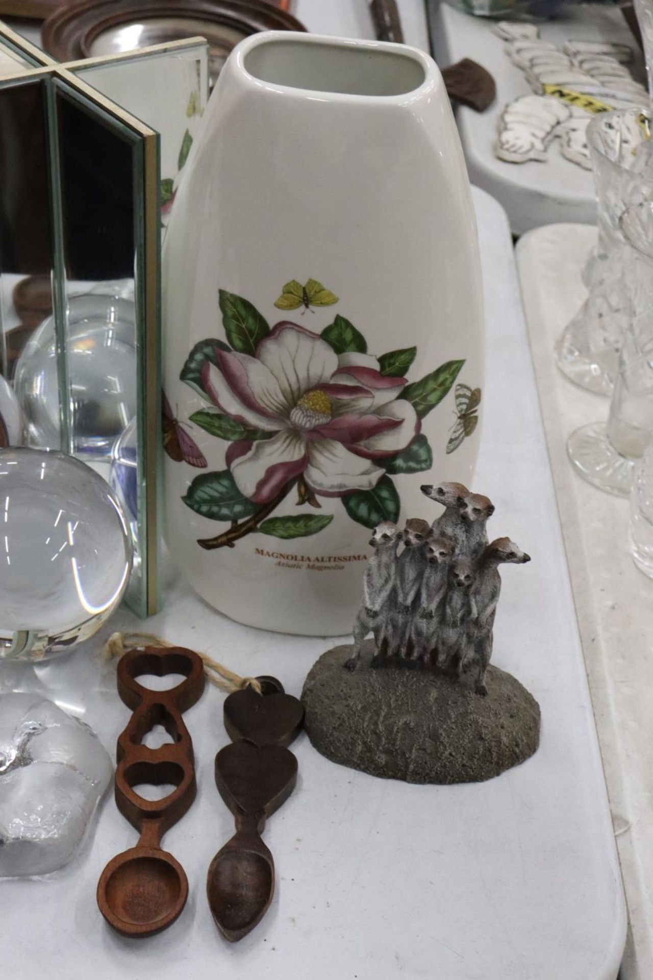 A MIXED LOT OF ITEMS TO INCLUDE A CRYSTAL BALL, A SPODE TRINKET BOX, PORTMEIRION VASE, SMALL - Bild 3 aus 5