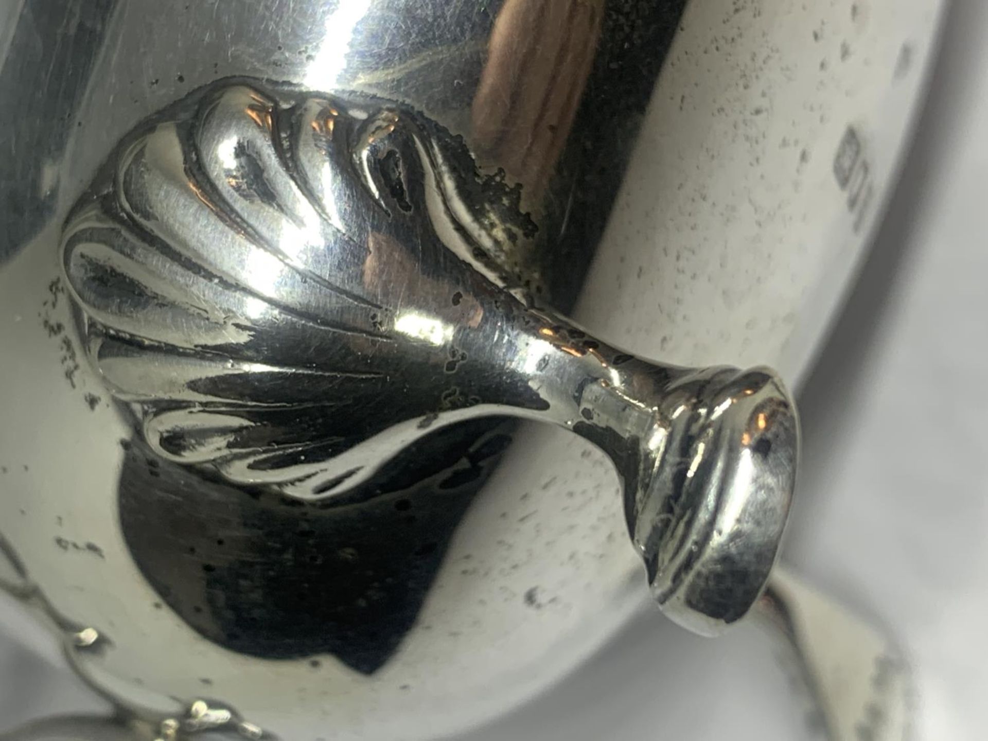 A HALLMARKED LONDON SILVER THREE LEGGED JUG - Image 4 of 5