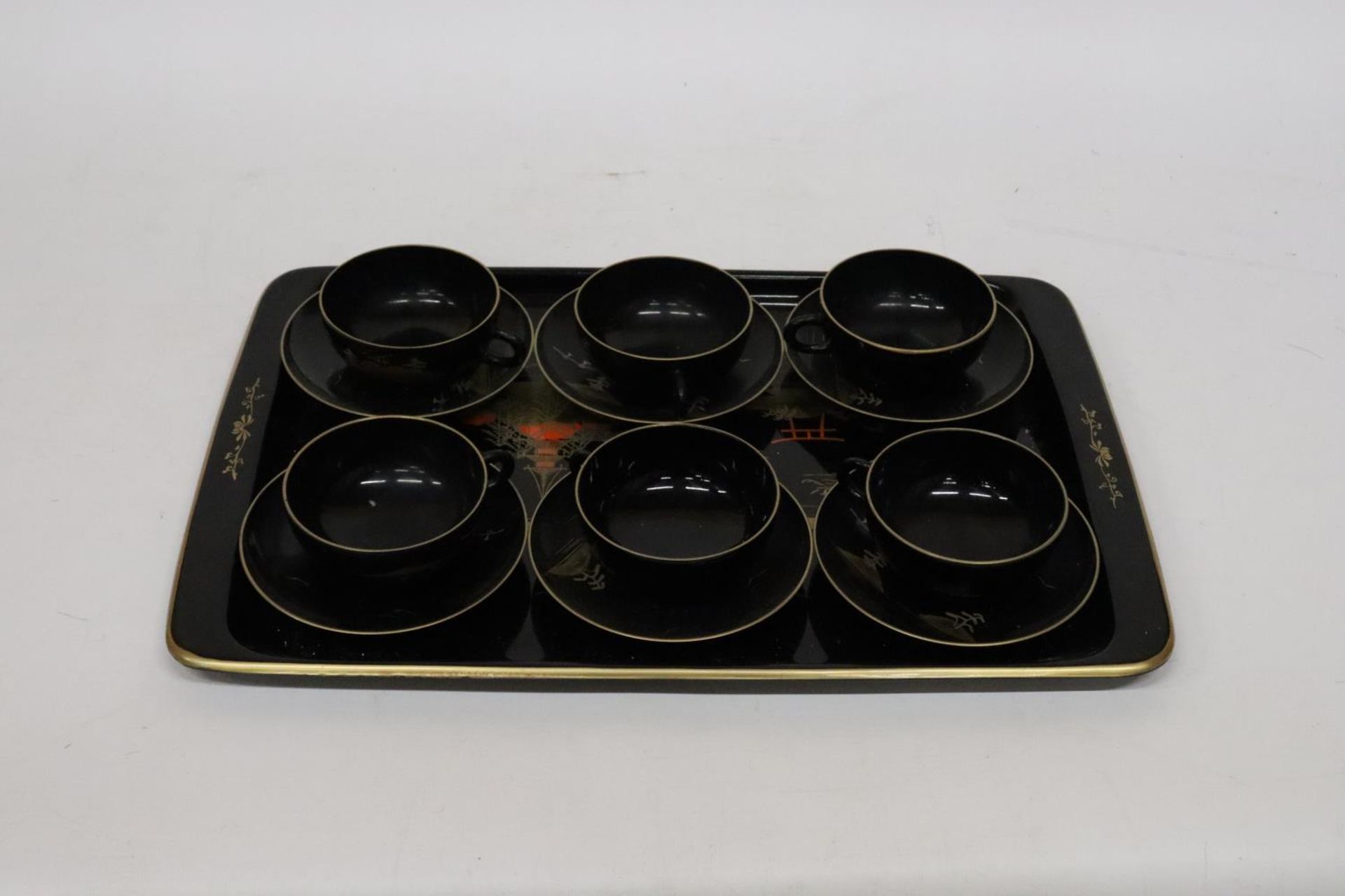 AN ORIENTAL HANDPAINTED, LACQUERED TRAY WITH SIX CUPS AND SAUCERS - Image 3 of 5