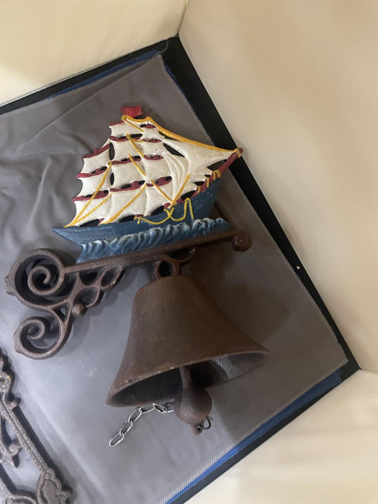 A LARGE CAST 'GALLEON' WALL BELL, 13 INCH X 10 INCH - Bild 4 aus 4