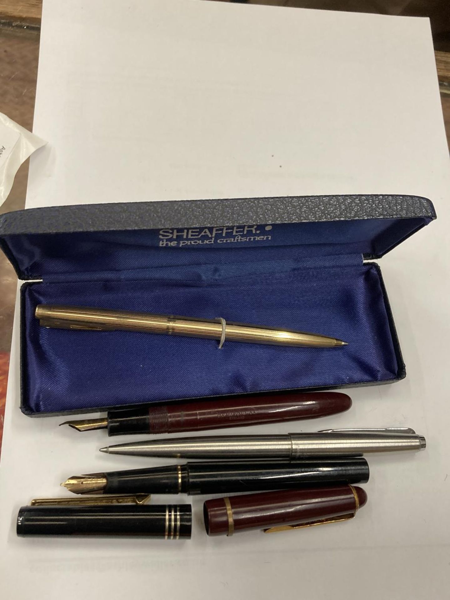 FOUR VINTAGE PENS TO INCLUDE A PARKER BIRO AND TWO FOUNTAIN PENS