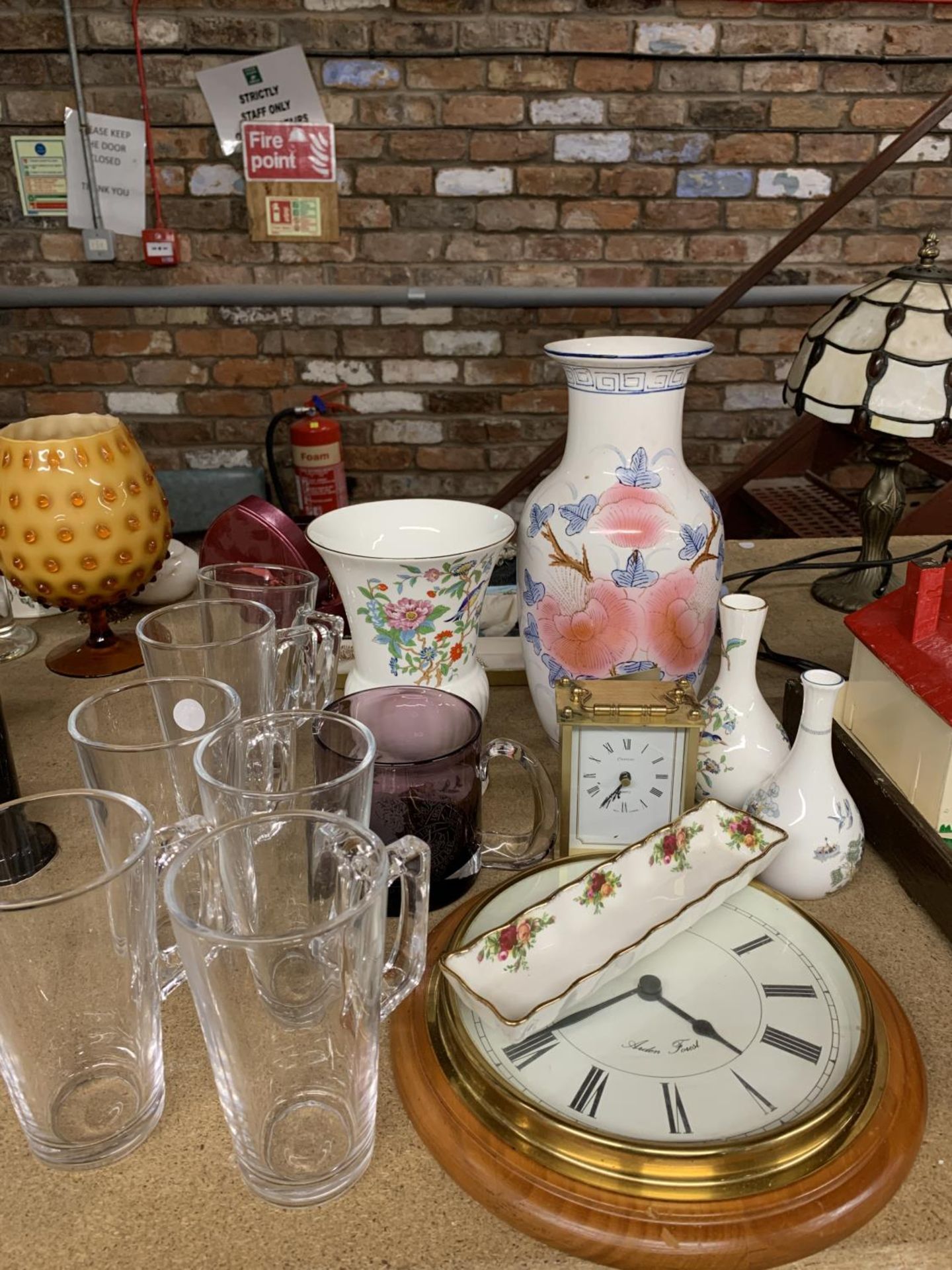 A MIXED LOT TO INCLUDE AYNSLEY 'PEMBROKE' VASES, A LARGE ORIENTAL VSE, WALL CLOCK, CARRIAGE CLOCK,