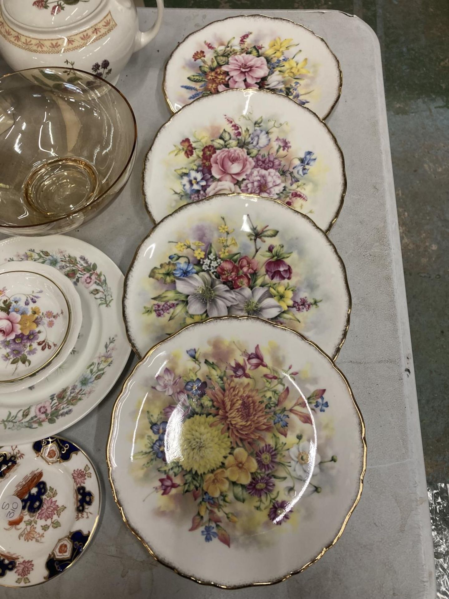 A QUANTITY OF CERAMICS TO INCLUDE COLLECTORS PLATES, TEAPOTS ETC - Image 2 of 8