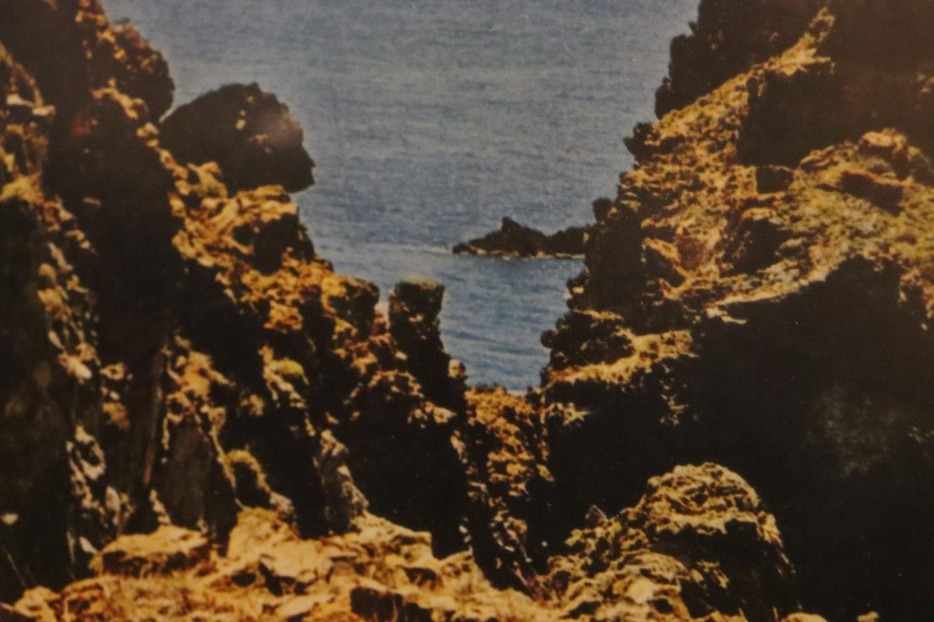 A LARGE FRAMED PRINT OF BOATS NEAR A BEACH - Bild 3 aus 7
