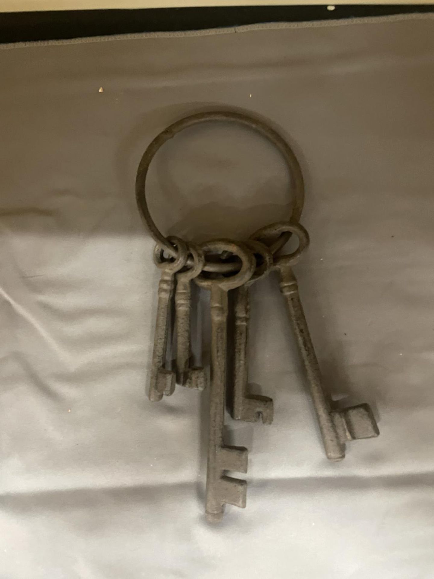 A SET OF FIVE LARGE CAST KEYS ON A LARGE RING - Image 2 of 2