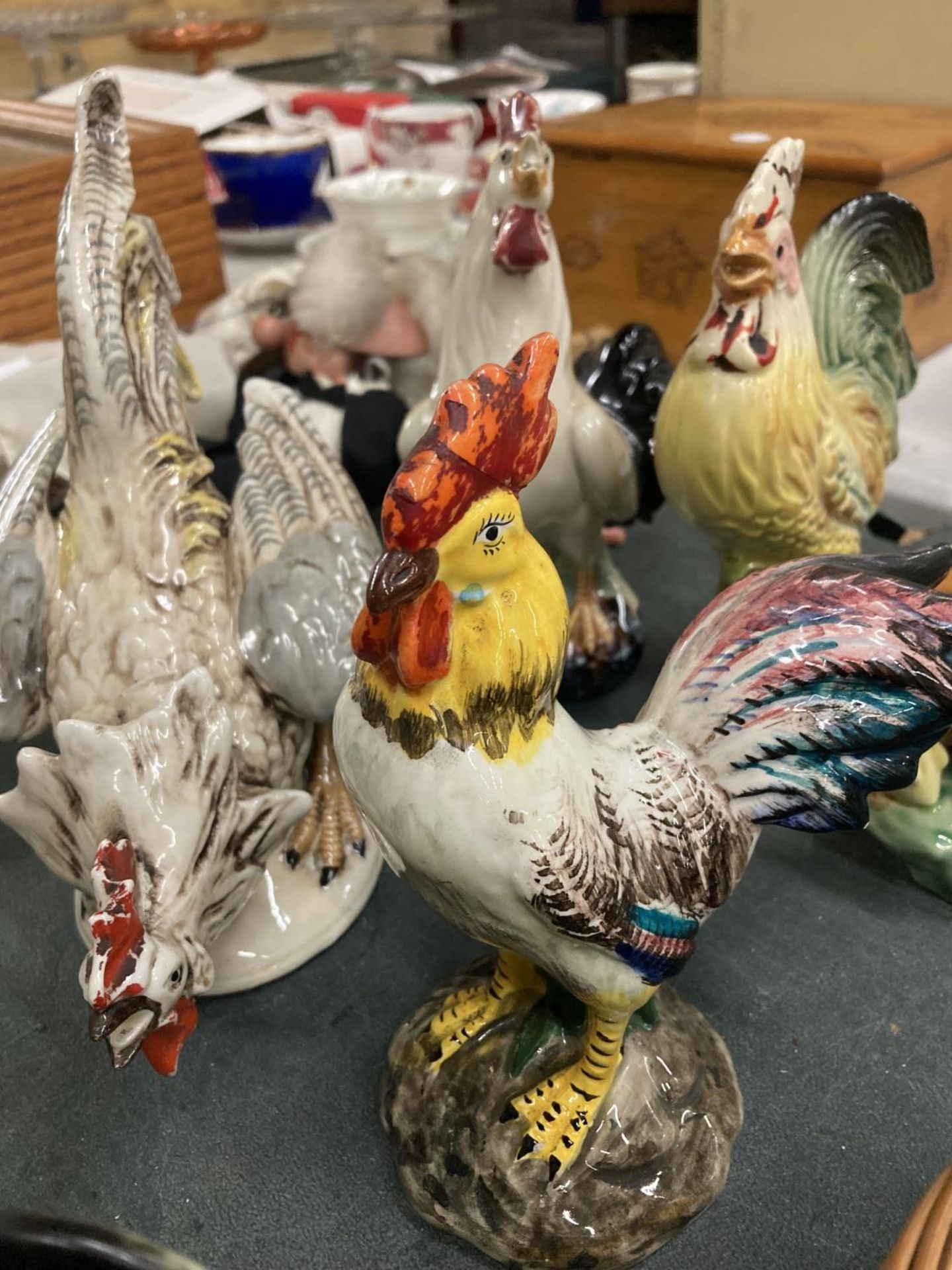 A COLLECTION OF CERAMIC ROOSTER FIGURES - Image 3 of 4