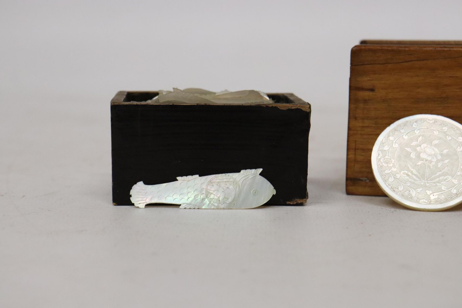 A CHINESE 19TH CENTURY MOTHER OF PEARL BOX CONTAINING GAMING COUNTERS, TWO FURTHER BOXES OF MOTHER - Image 2 of 8