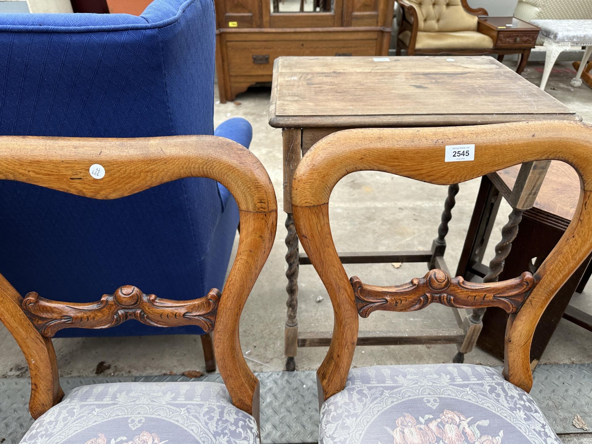 A PAIR OF VICTORIAN ELM DINING CHAIRS - Image 2 of 4