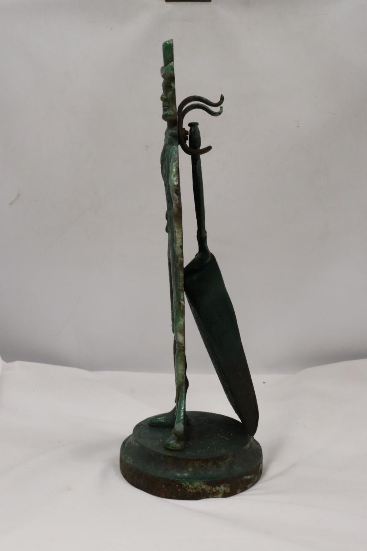 A VINTAGE CAST DOORSTOP WITH A SHOVEL - Image 2 of 4