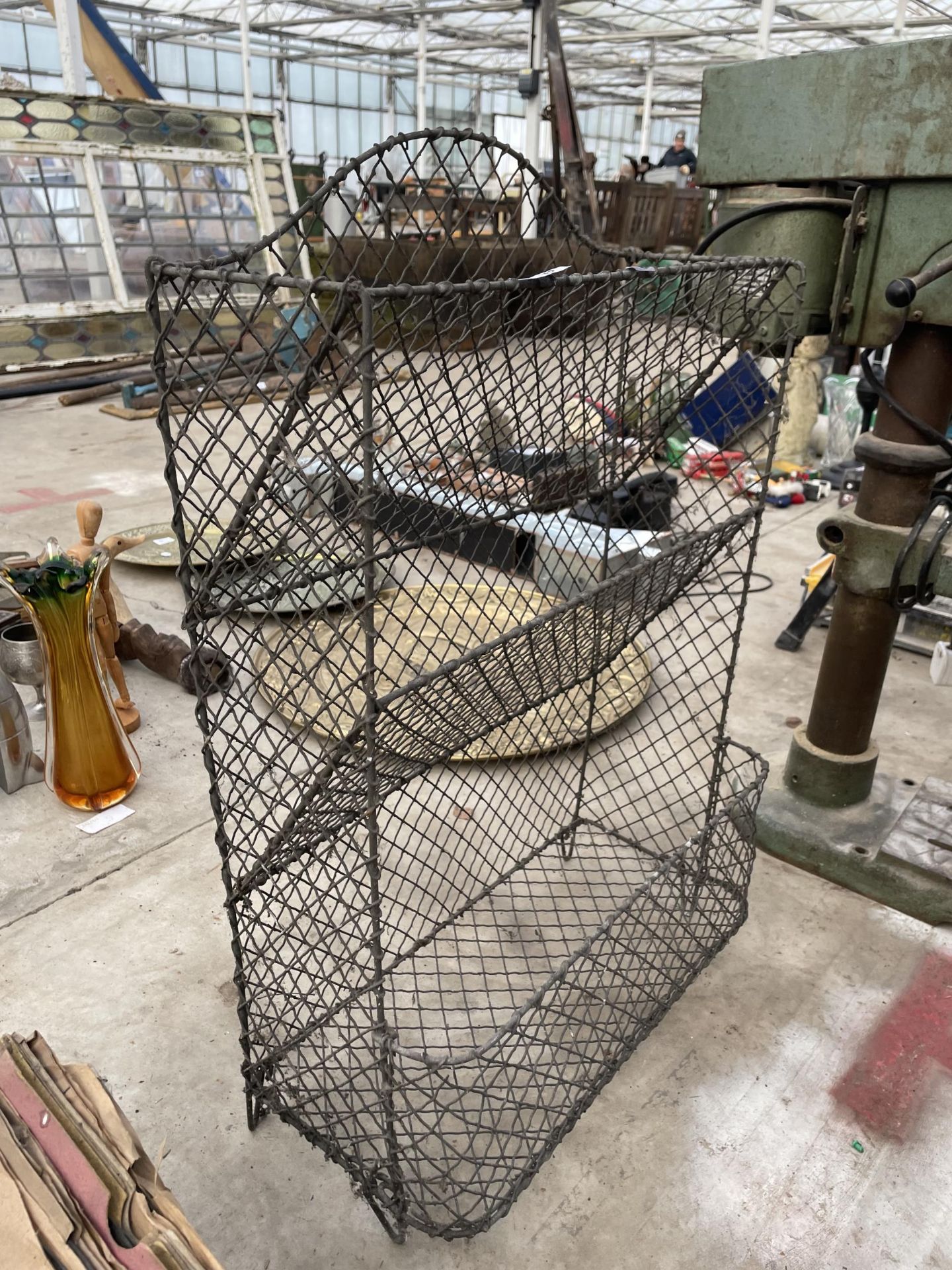 A THREE TIER WIRE MESH DISPLAY STAND - Bild 2 aus 2