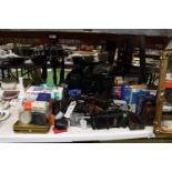 A LARGE QUANTITY OF VINTAGE CAMERAS AND ACCESSORIES TO INCLUDE PRAKTICA MTL5, MINOLTA DYNAX 5000i,