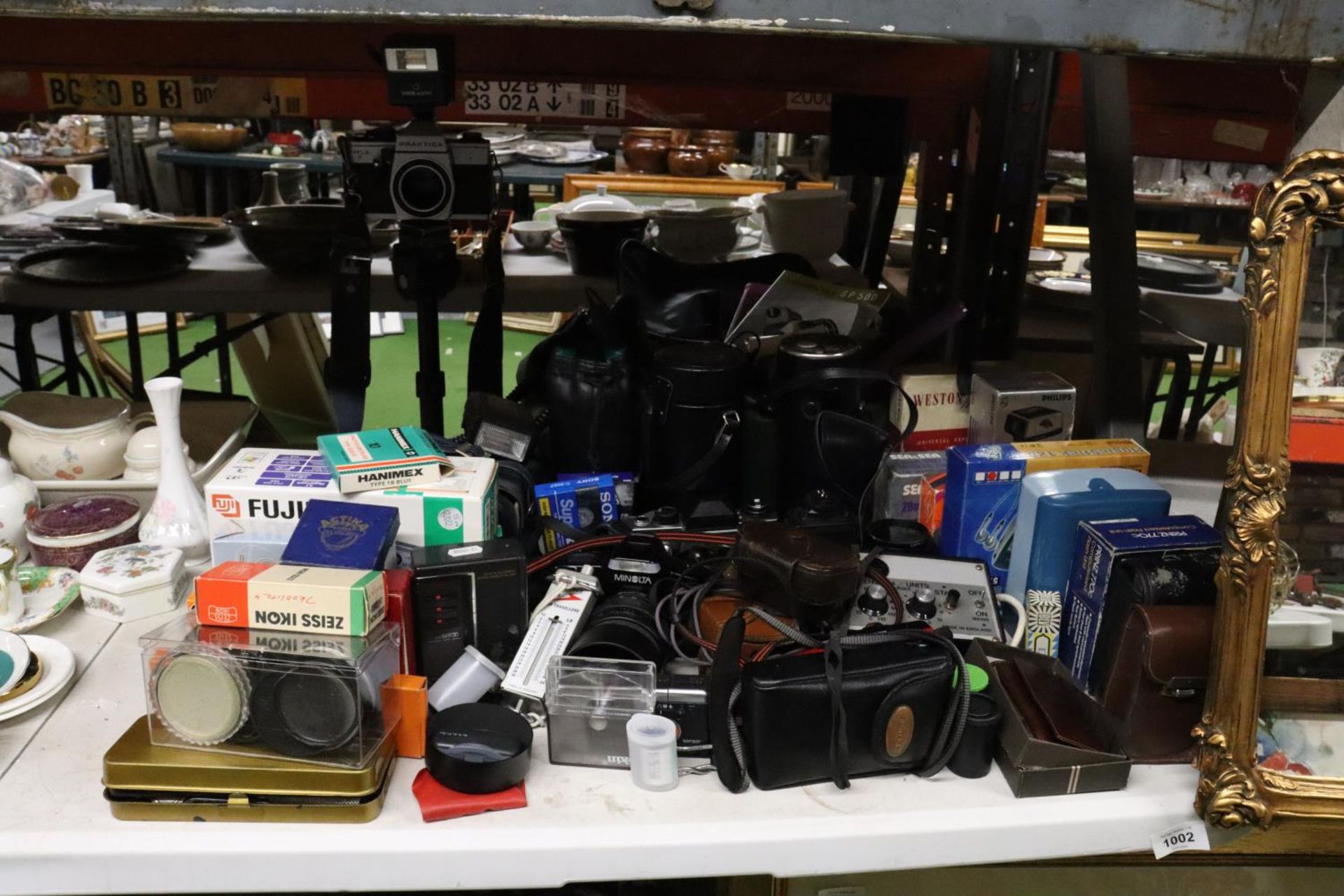 A LARGE QUANTITY OF VINTAGE CAMERAS AND ACCESSORIES TO INCLUDE PRAKTICA MTL5, MINOLTA DYNAX 5000i,