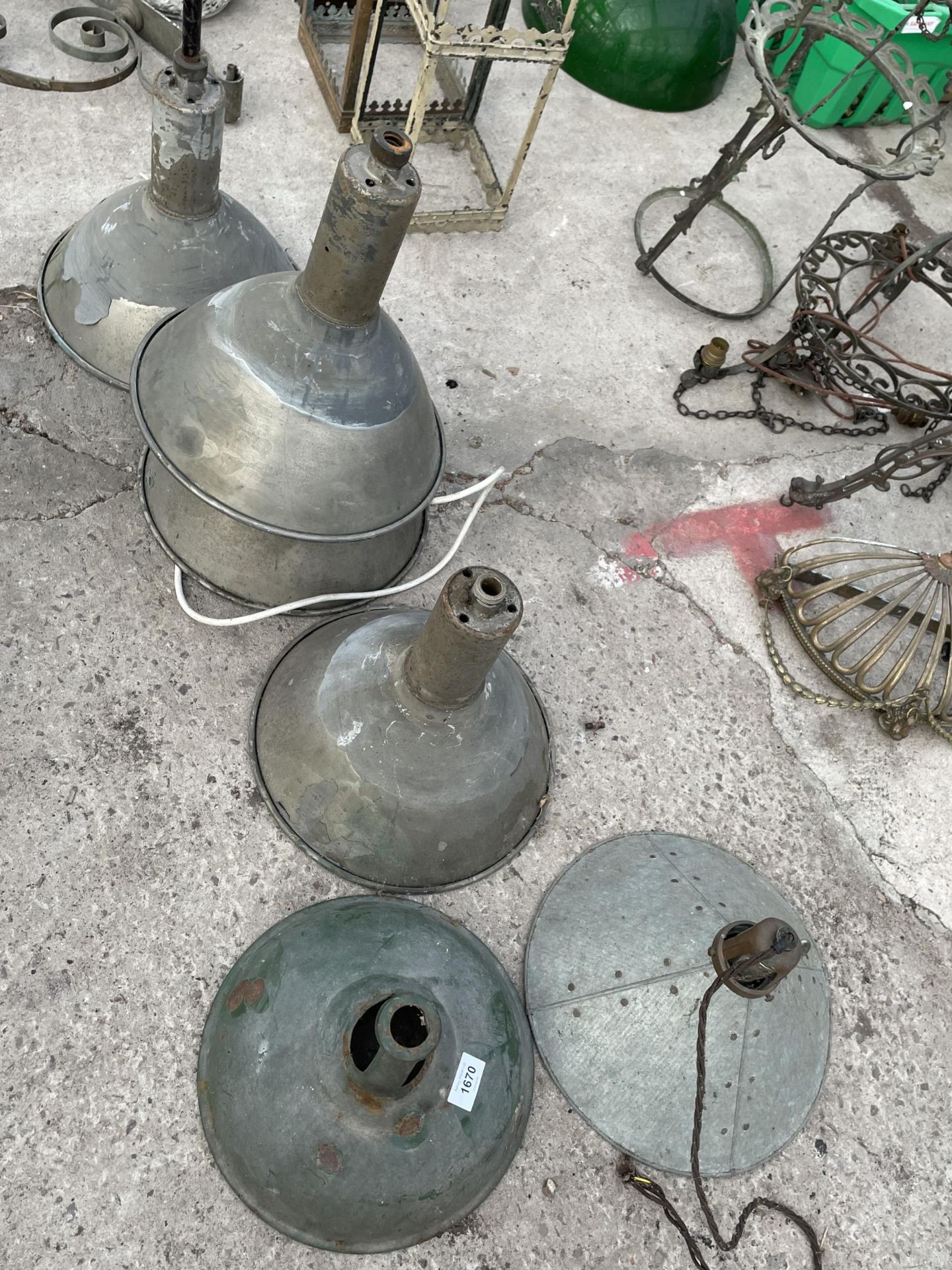 AN ASSORTMENT OF VINTAGE INDUSTRIAL STYLE LIGHT FITTINGS AND SHADES