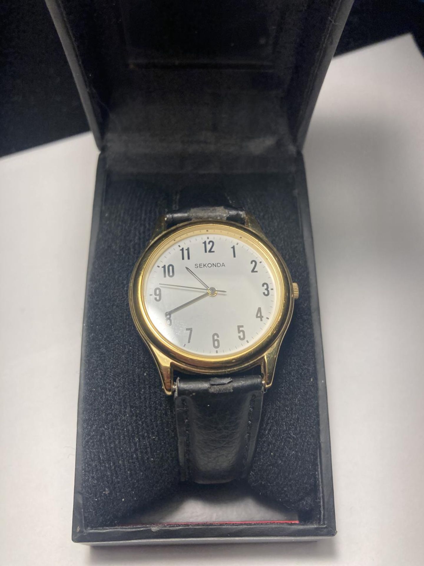 A SEKONDA WRIST WATCH IN A PRESENTATION BOX SEEN WORKING BUT NO WARRANTY - Bild 2 aus 2