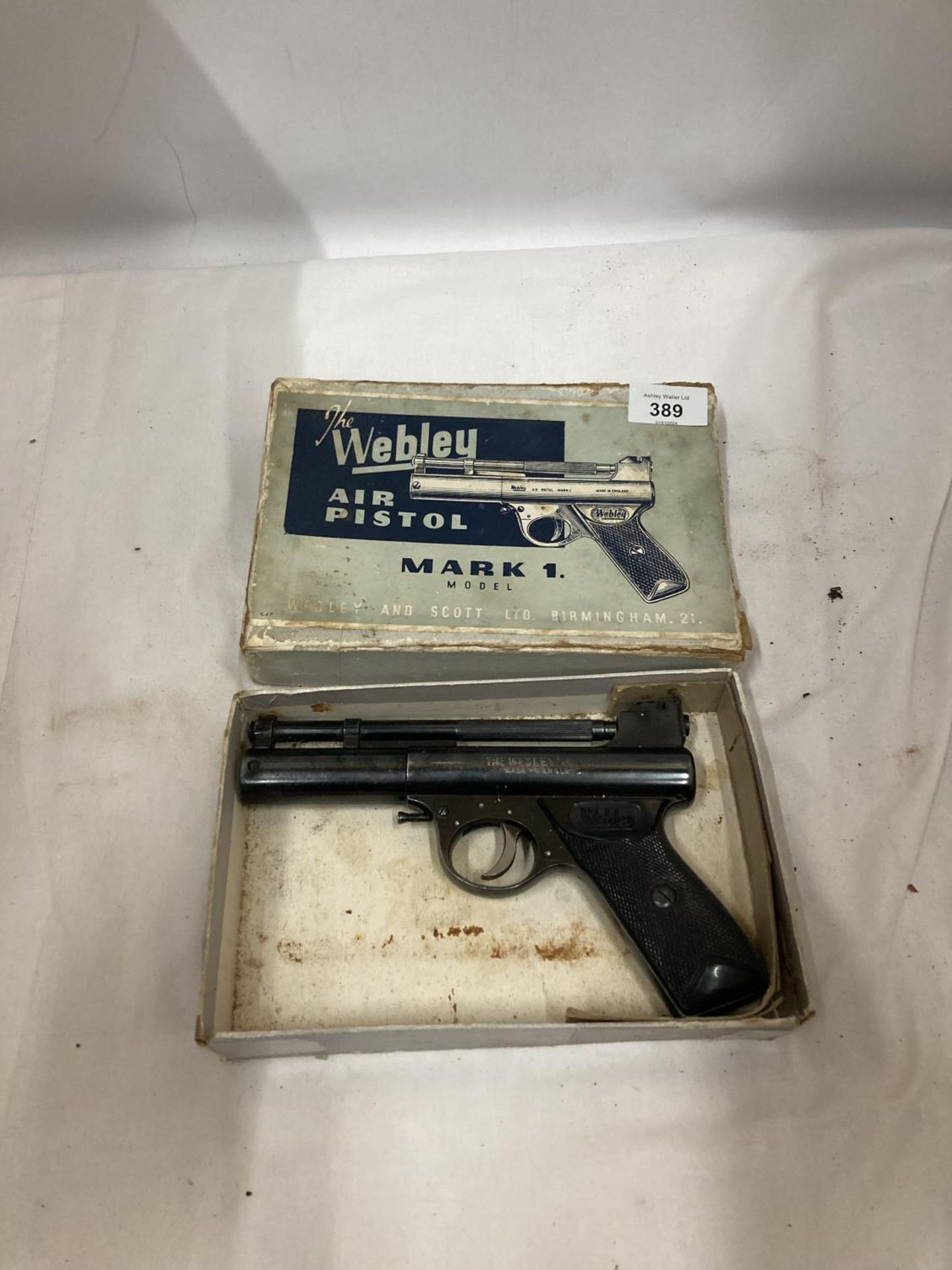 A BOXED WEBLEY AND SCOTT 177 CALIBRE MARK I AIR PISTOL WITH 16.5 CM BARREL, SERIAL NUMBER 139