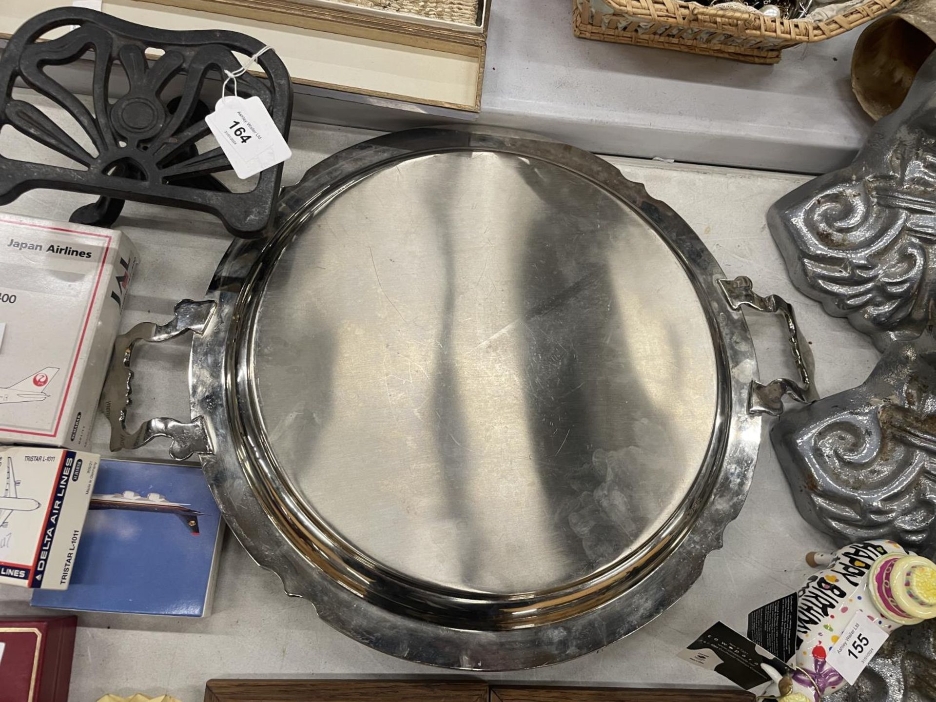 A TWO HANDLED CIRCULAR CHROME TRAY, DIAMETER 40CM - Image 2 of 2
