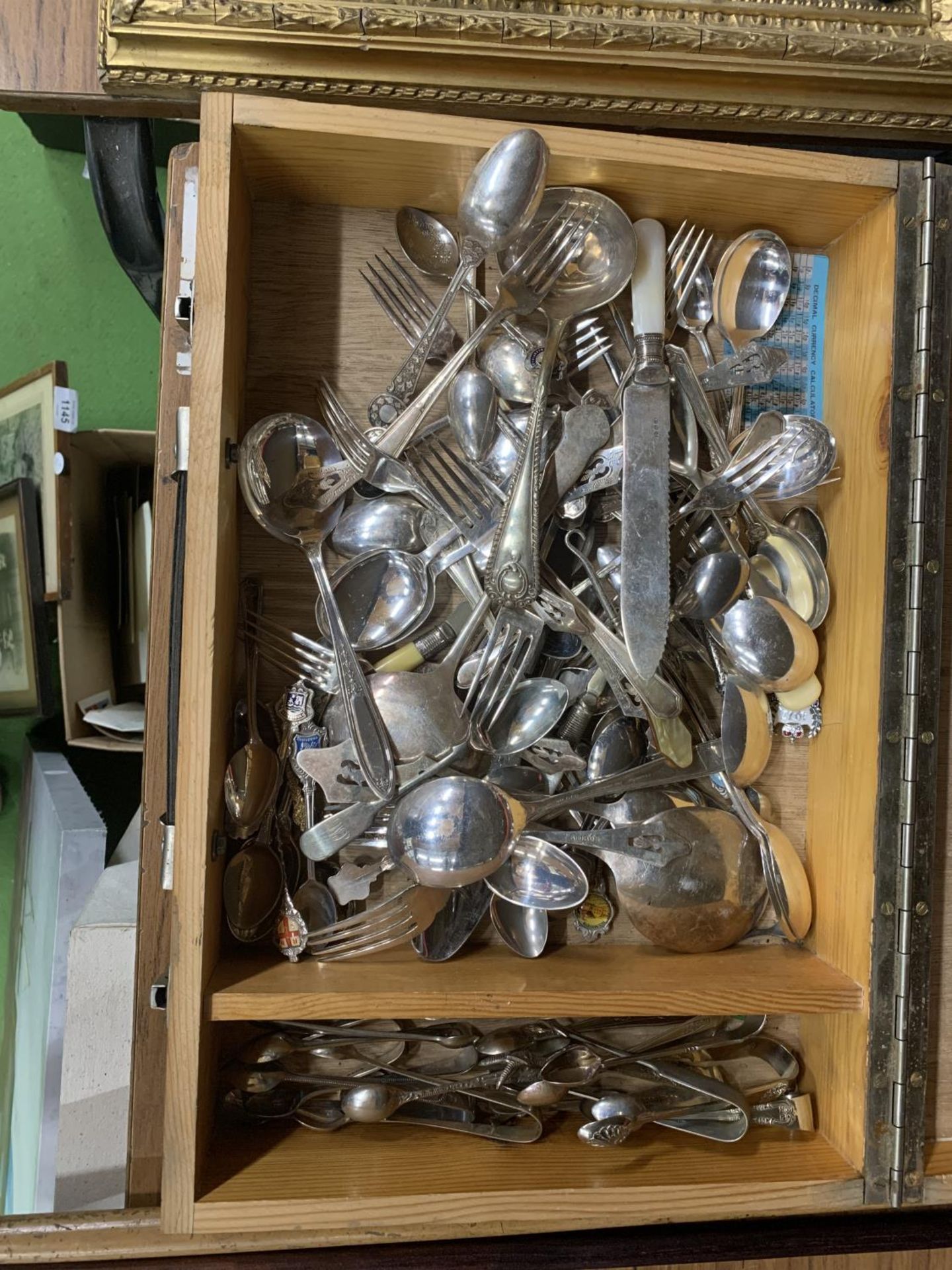 A QUANTITY OF VINTAGE FLATWARE TO INCLUDE A LARGE AMOUNT OF SUGAR TONGS, IN A WOODEN BOX - Image 2 of 4