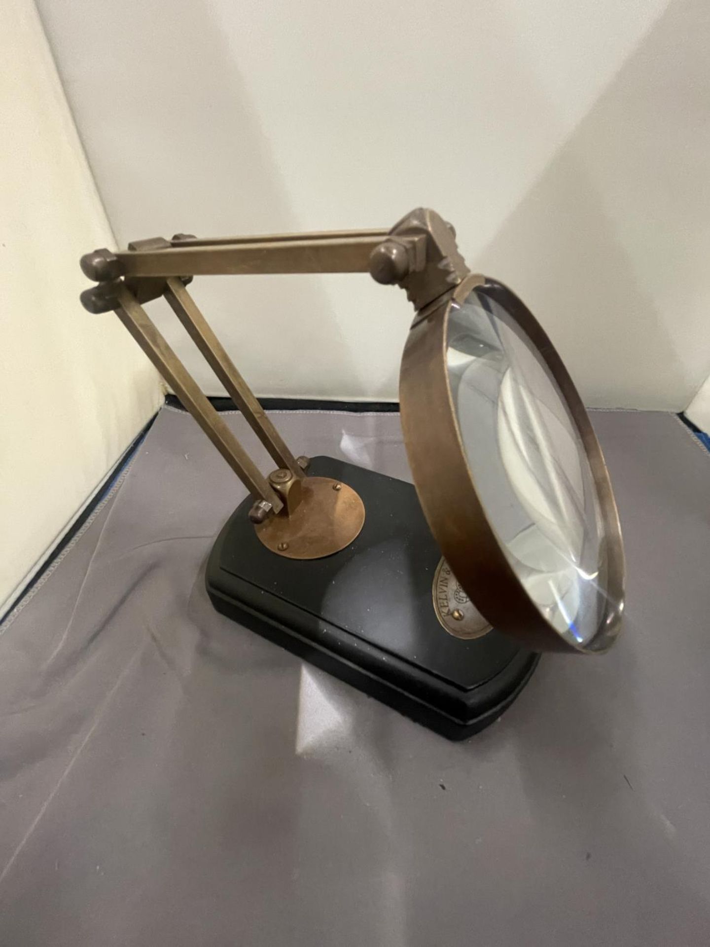 A BRASS MAGNIFYING GLASS ON A WOODEN BASE - Image 3 of 6