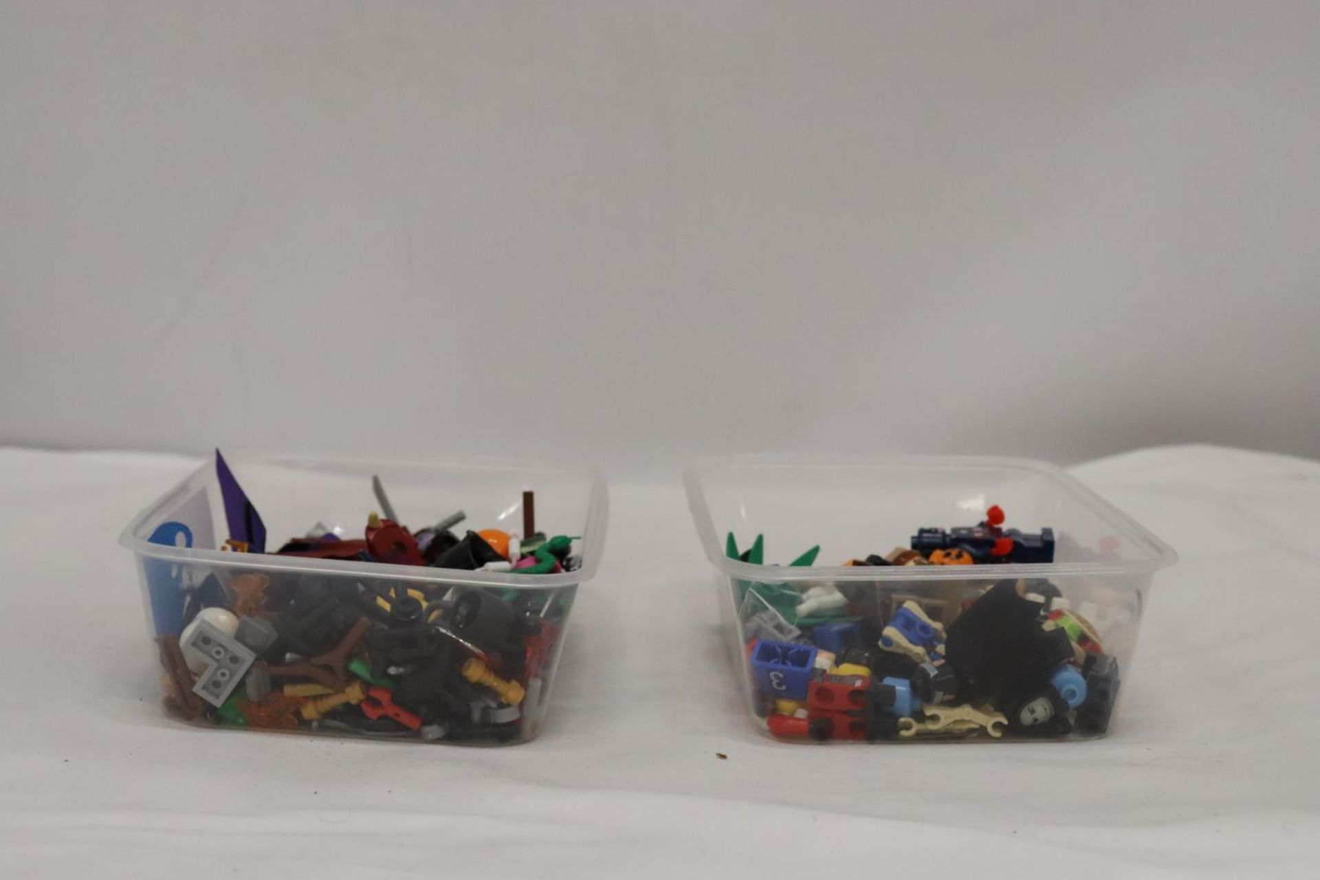 A QUANTITY OF LEGO FIGURES AND OTHER SPARES - Image 5 of 5