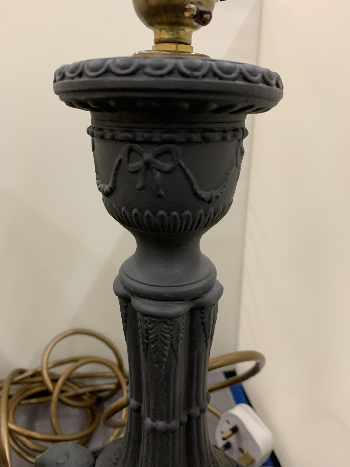 A PAIR OF BLACK CERAMIC LAMPS WITH DOUBLE SPHINX DESIGN - Image 4 of 4