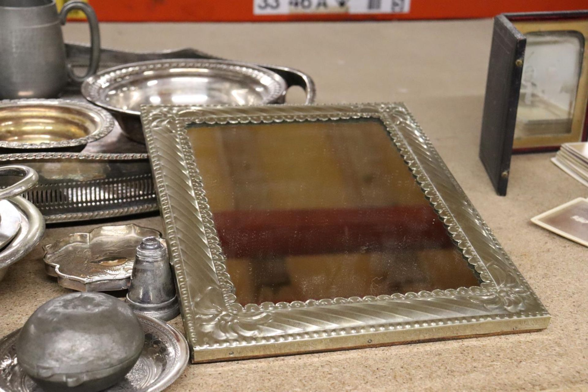 A LARGE QUANTITY OF SILVER PLATE TO INCLUDE A PHOTOFRAME, TRAY, SERVING DISH, SALT & PEPPER POTS, - Image 2 of 5