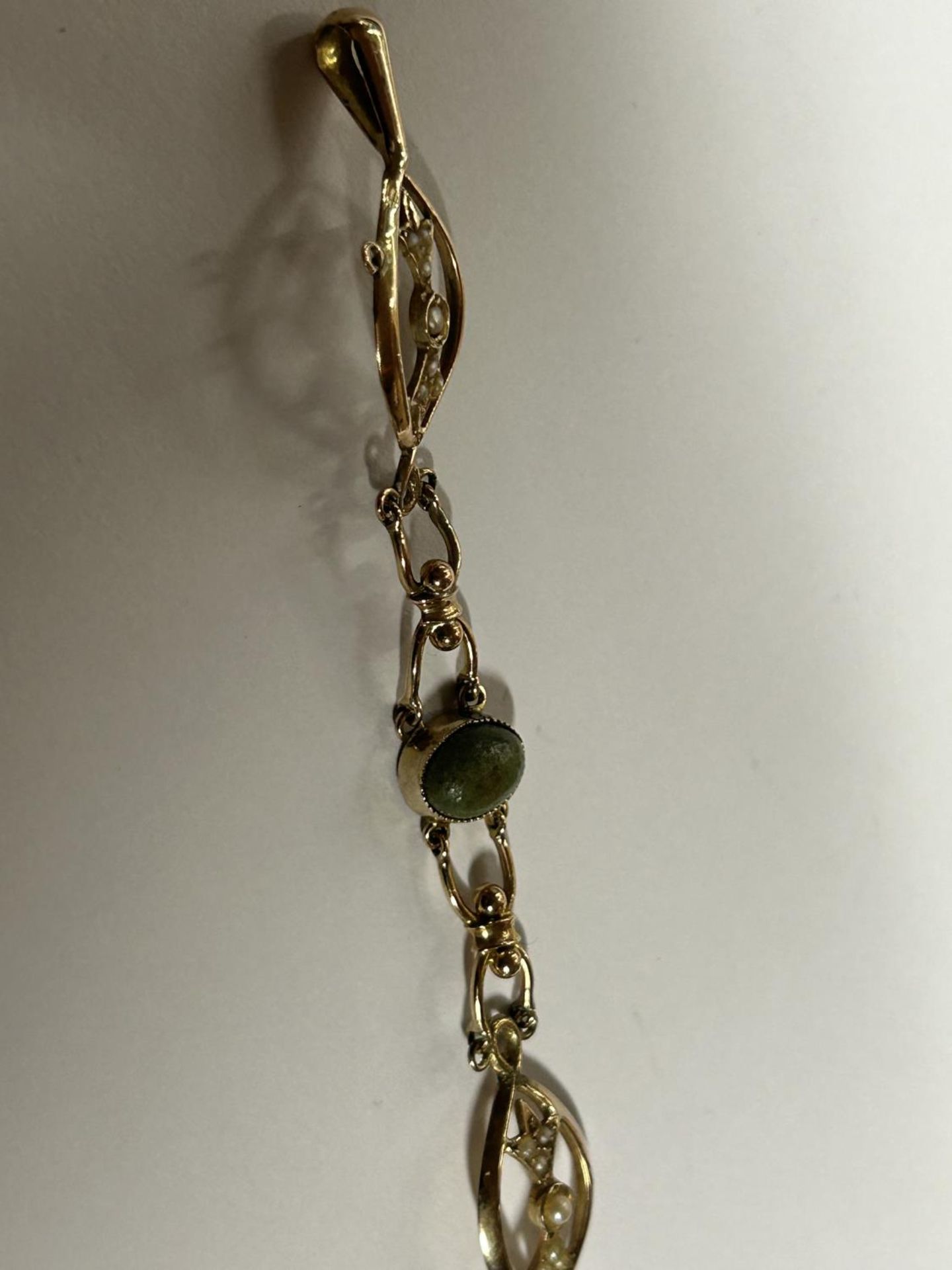 A VINTAGE 9CT YELLOW GOLD, JADE AND PEARL BRACELET WITH SAFETY CHAIN GROSS WEIGHT 6.35 GRAMS, LENGTH - Image 2 of 4