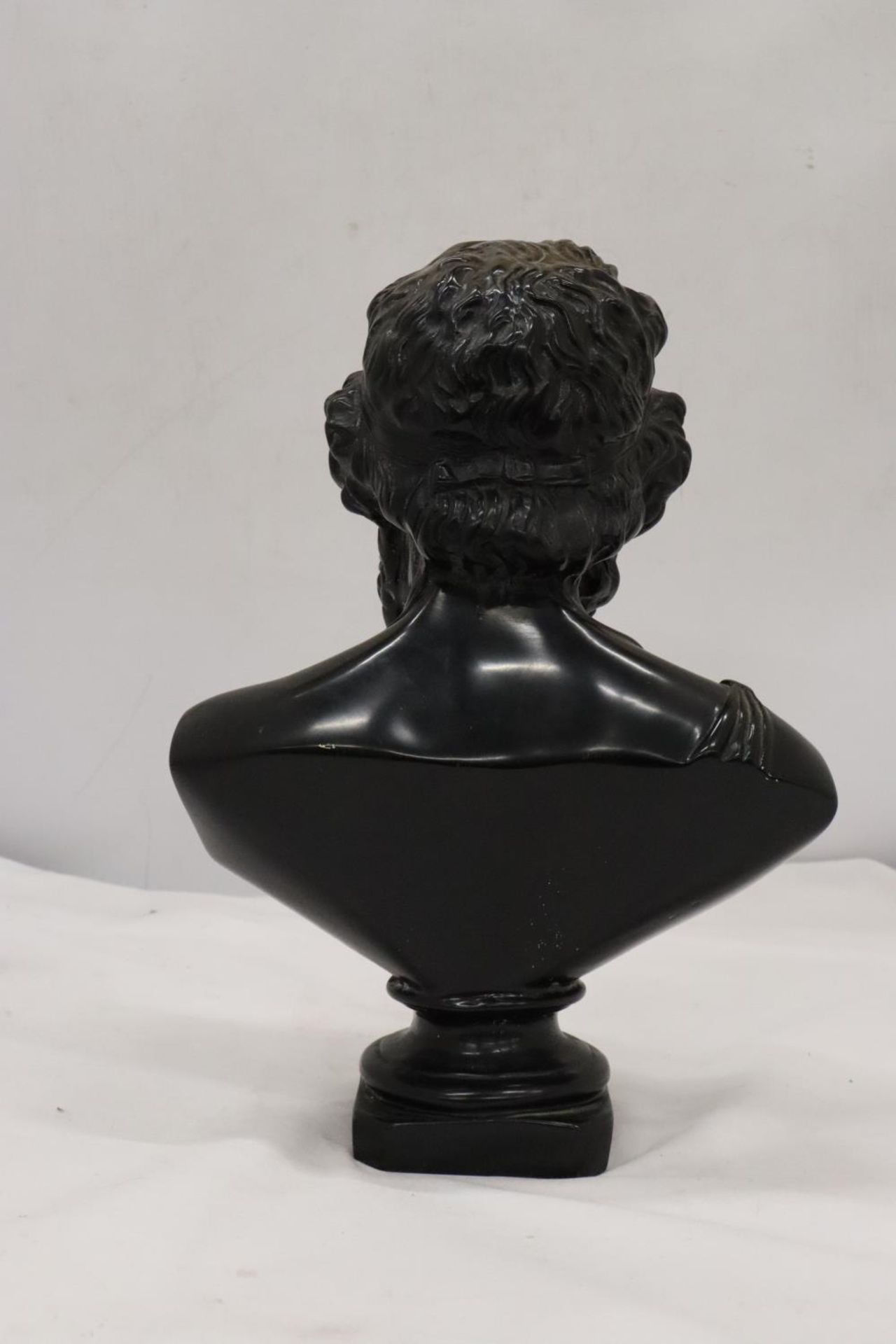 A HEAVY RESIN BUST OF CLASSICAL GREEK POET TITLED - 'HOMERE', HEIGHT 30 CM - Bild 3 aus 4
